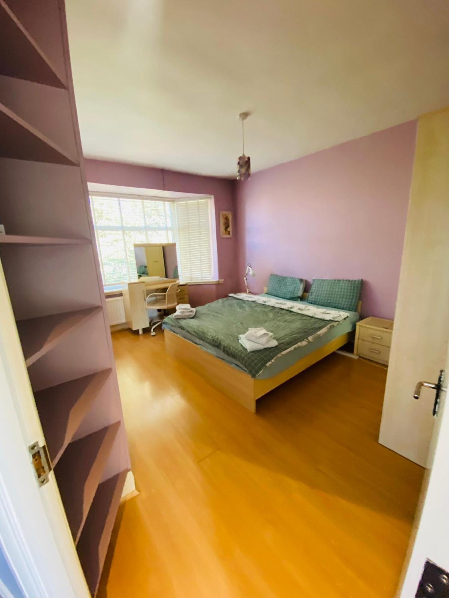 House For 7, Garden With Pond, 20min From Heathrow Holiday home *