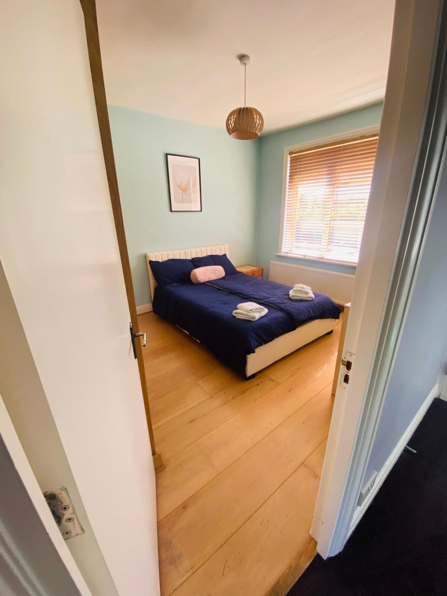 Holiday home House For 7, Garden With Pond, 20min From Heathrow *