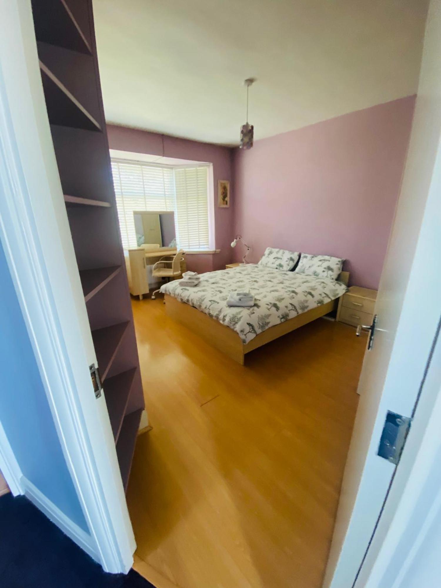 House For 7, Garden With Pond, 20min From Heathrow Holiday home