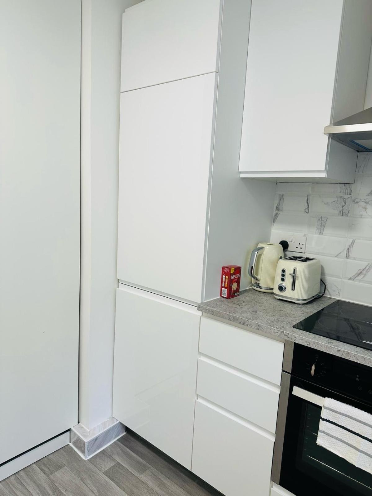 Entire 2-bedroom Flat Close To Hyde Park, Paddington Station, Bayswater And Queensway Station Apartment *