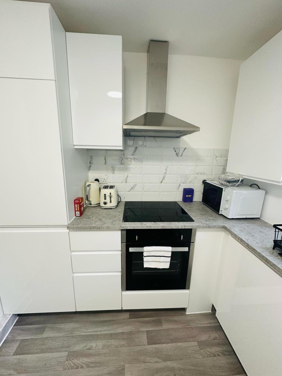 Entire 2-bedroom Flat Close To Hyde Park, Paddington Station, Bayswater And Queensway Station *