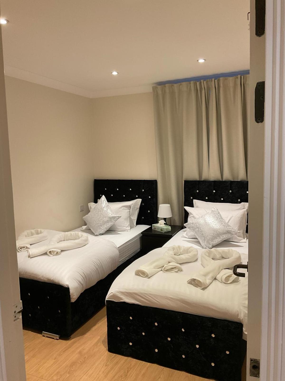 2 Bedroom Flat With 24 7 Security And Concierge * London