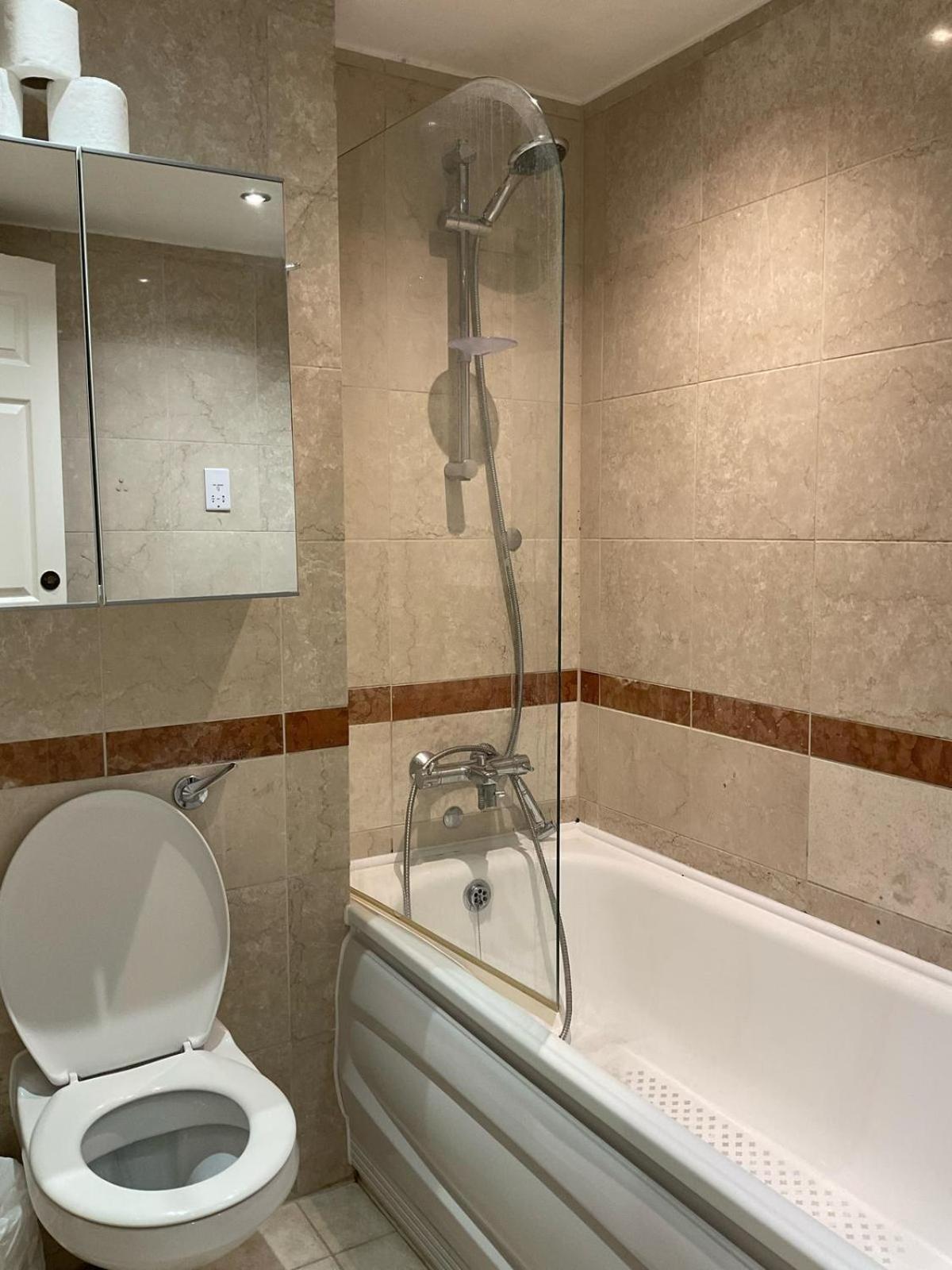 2 Bedroom Flat With 24 7 Security And Concierge Apartment London