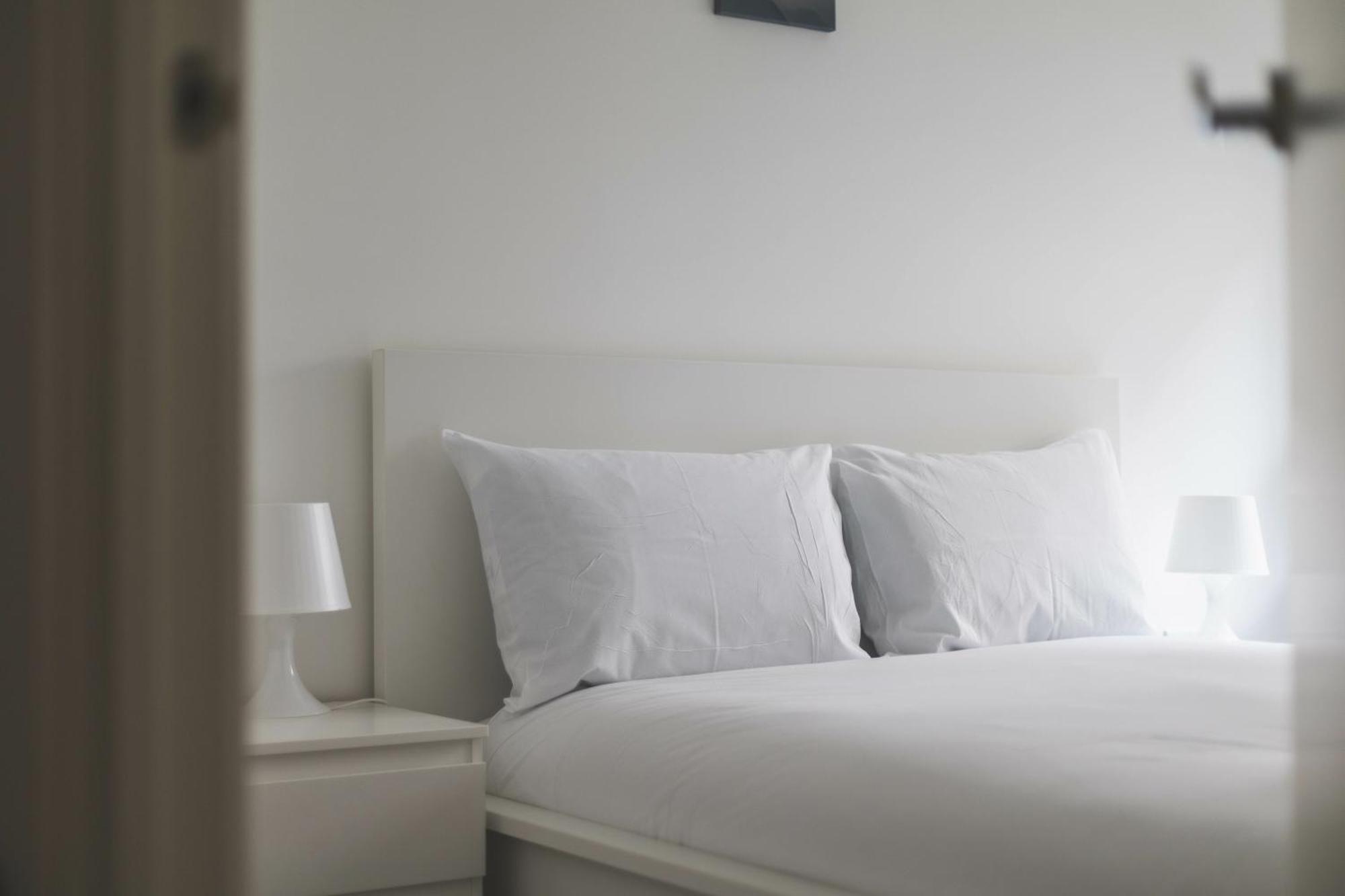 Apartment Modern 2 Bed 2 Bath With Patio Access London