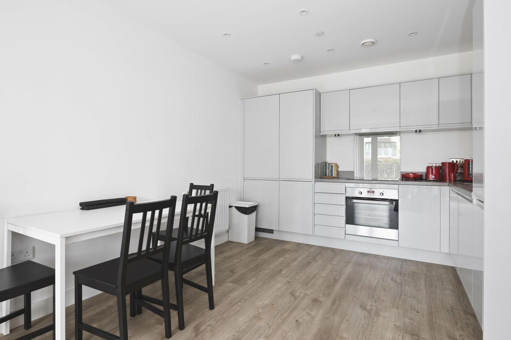 Modern 2 Bed 2 Bath With Patio Access Apartment London