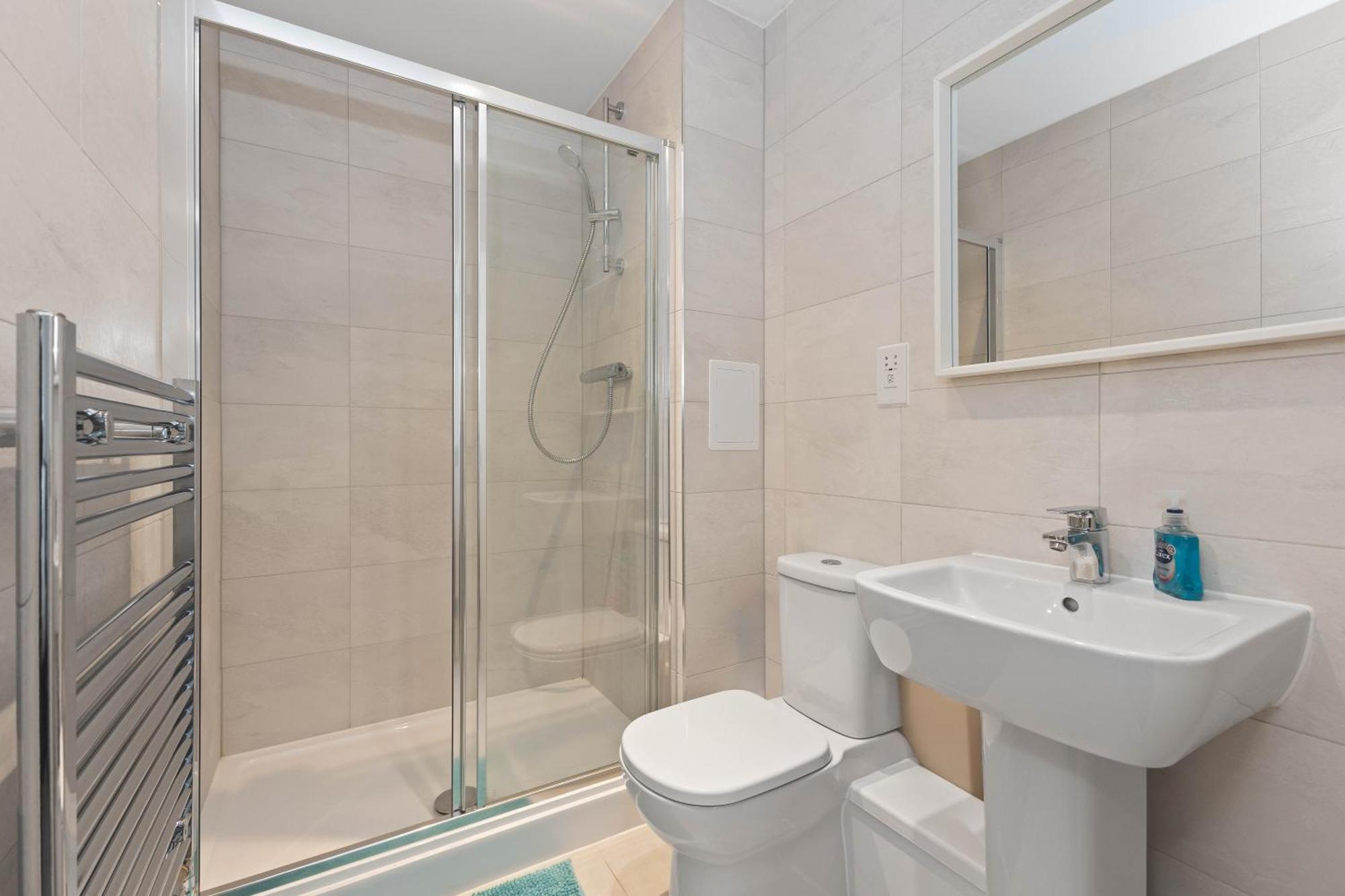 Modern 2 Bed 2 Bath With Patio Access *