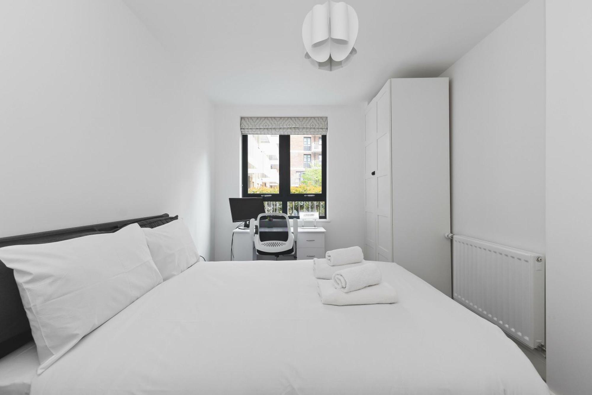 Apartment Modern 2 Bed 2 Bath With Patio Access London