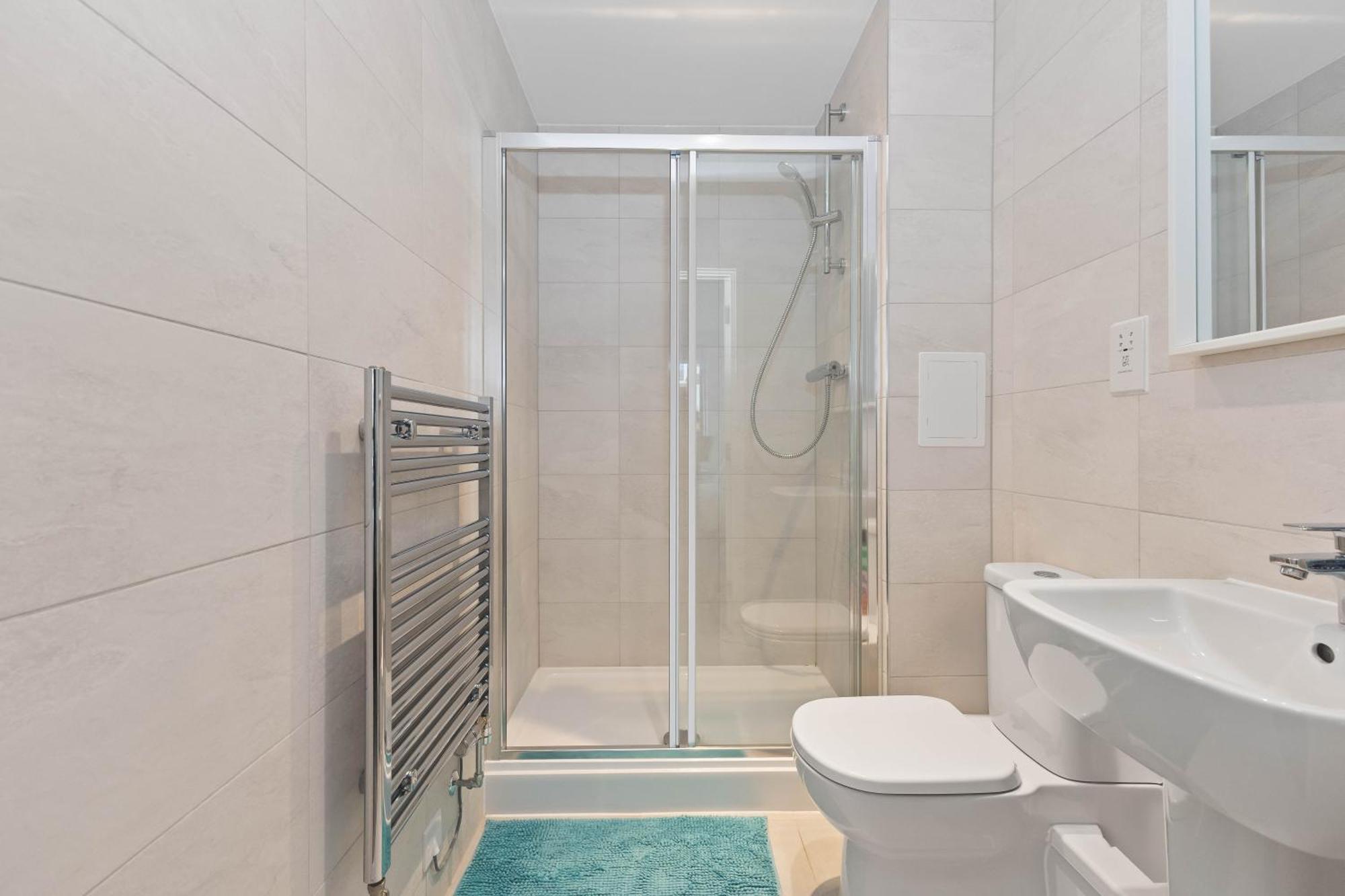 Modern 2 Bed 2 Bath With Patio Access Apartment London