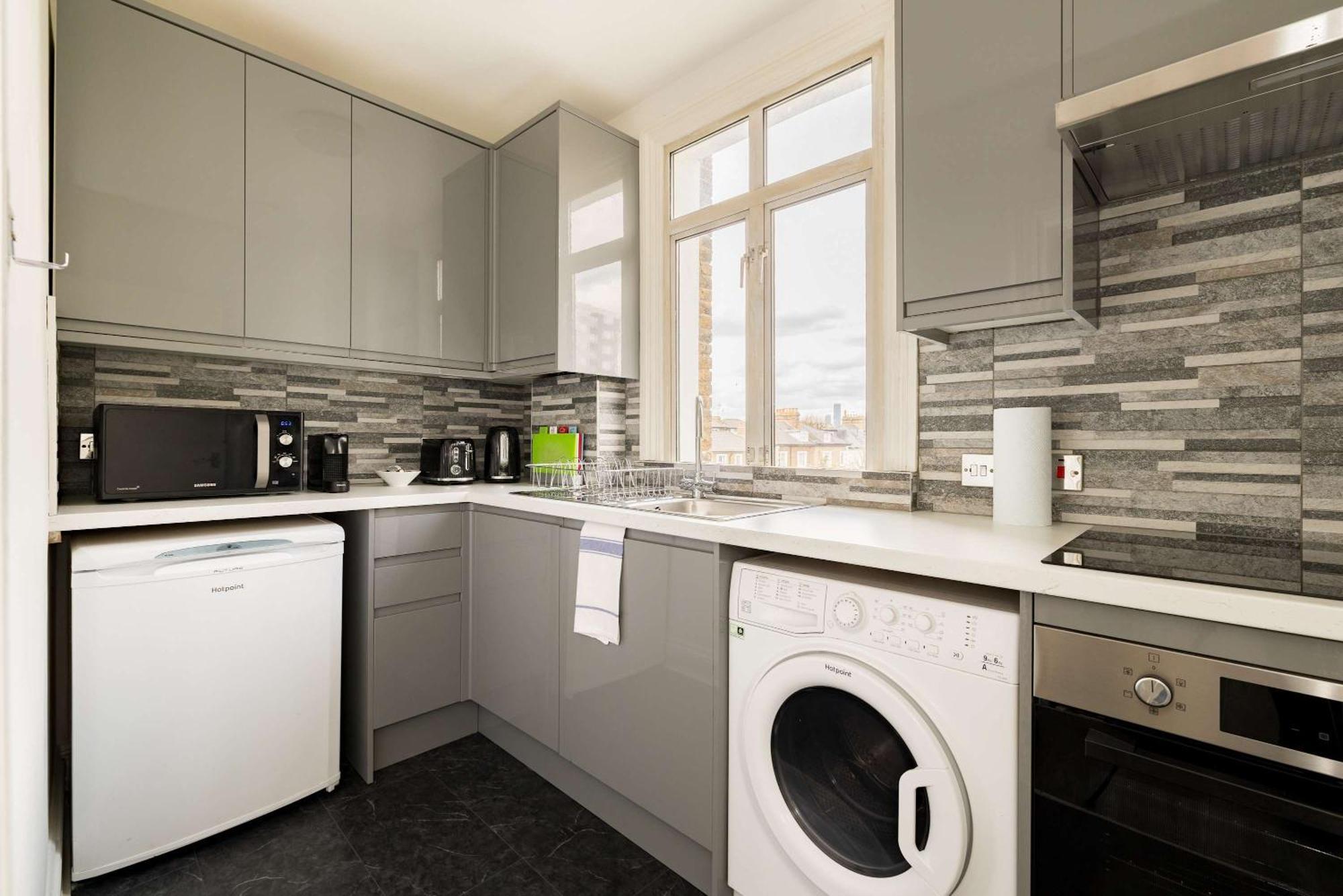 Contemporary 2 Bedroom In Shepherd's Bush *