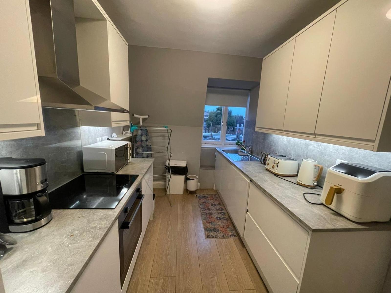 In The Heart Of High Street Kensington Apartment