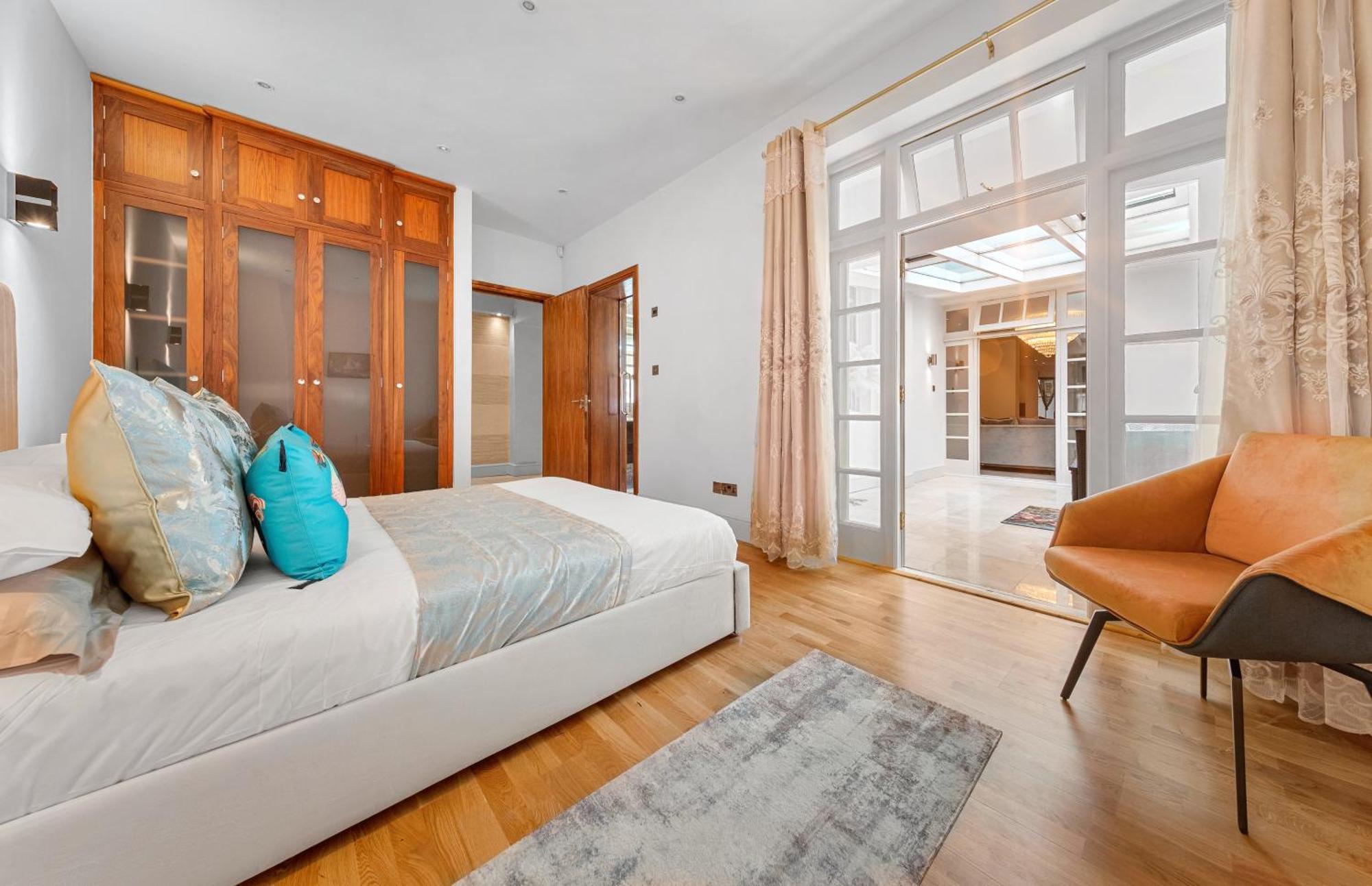250 Sqm Mega Mansion * London