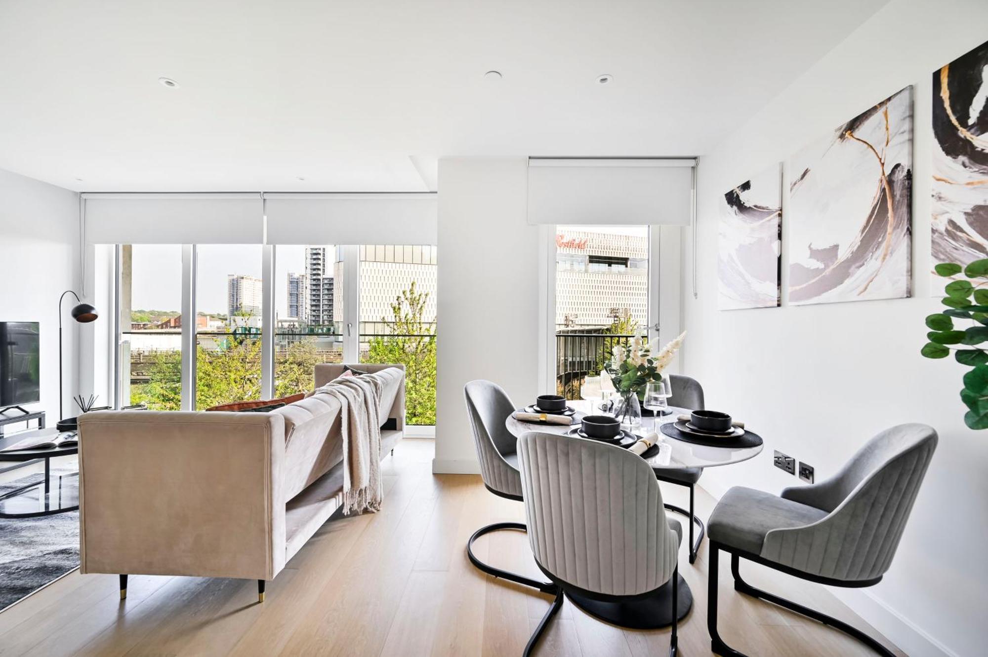 Luxury 2-bed 2-bath -white Living -steps To Tube