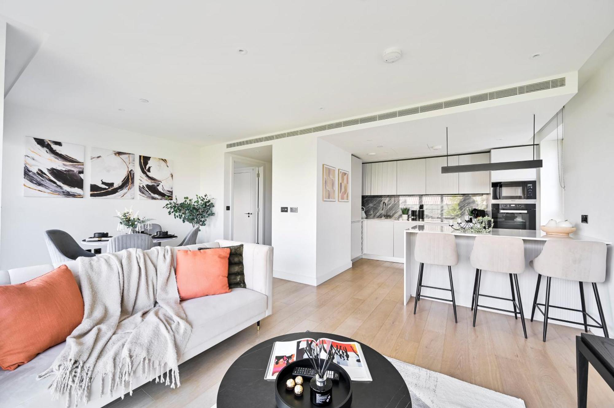 Luxury 2-bed 2-bath -white Living -steps To Tube Apartment *