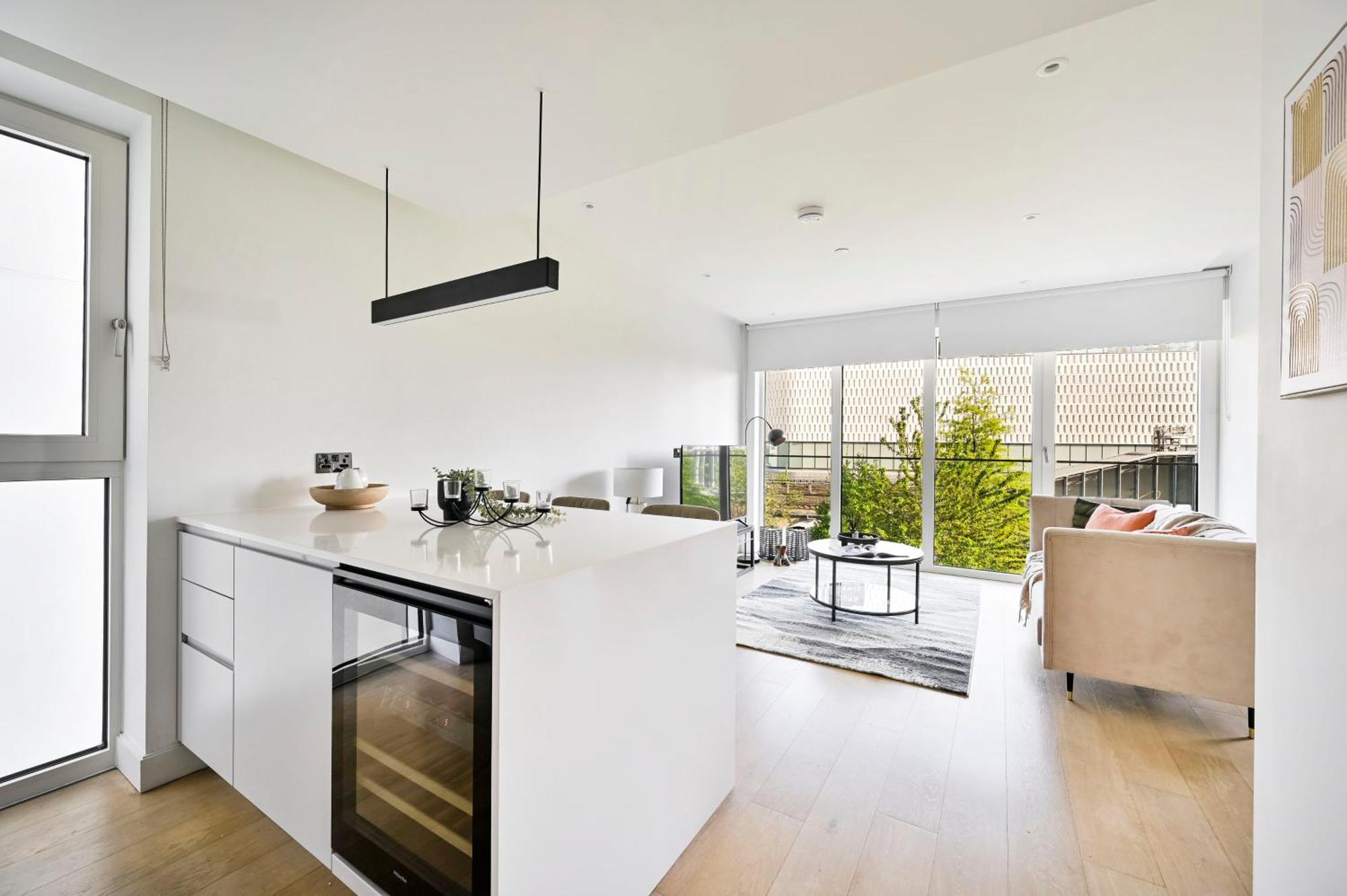 Luxury 2-bed 2-bath -white Living -steps To Tube Apartment *