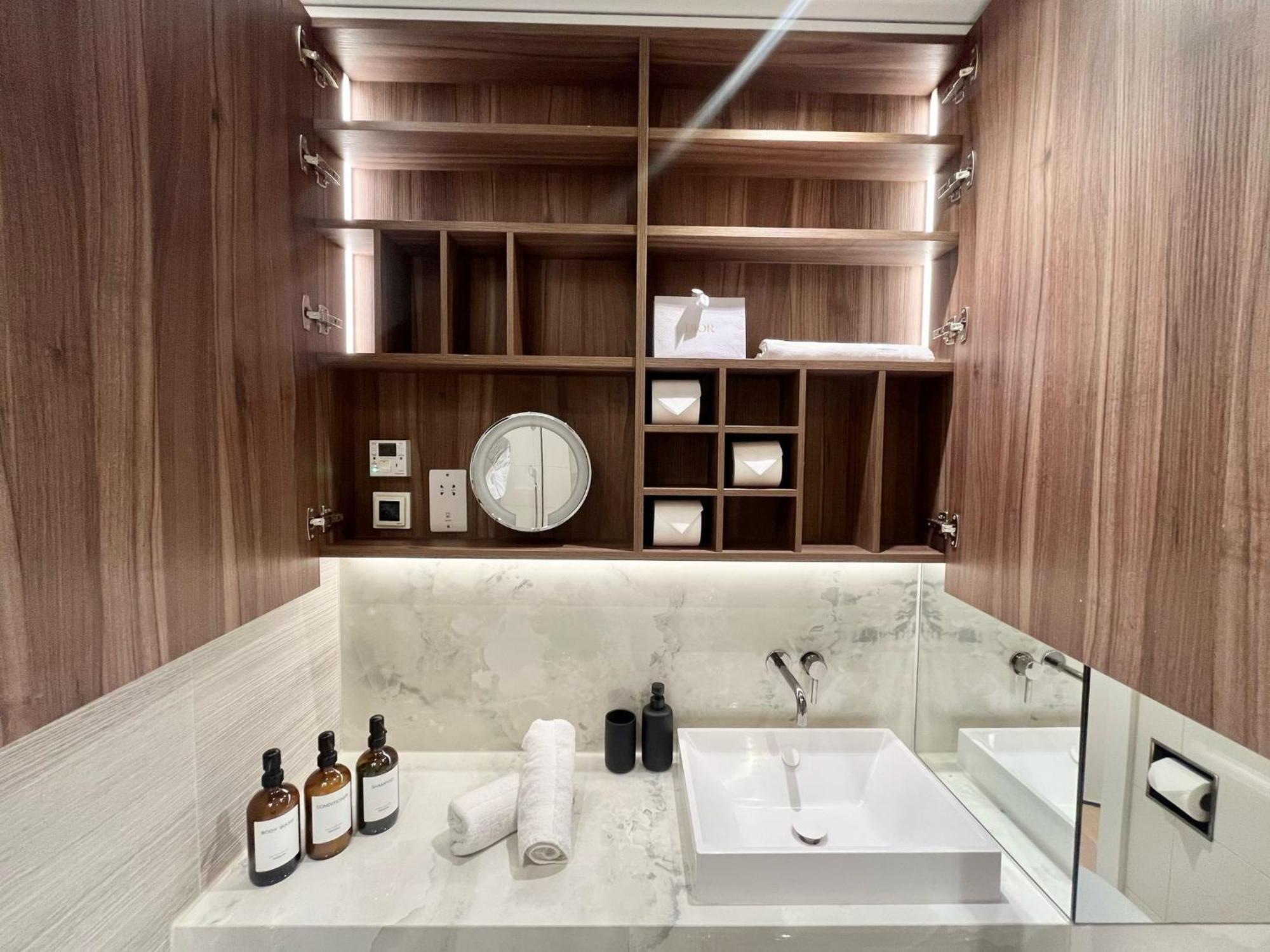 Luxury 2-bed 2-bath -white Living -steps To Tube Apartment London