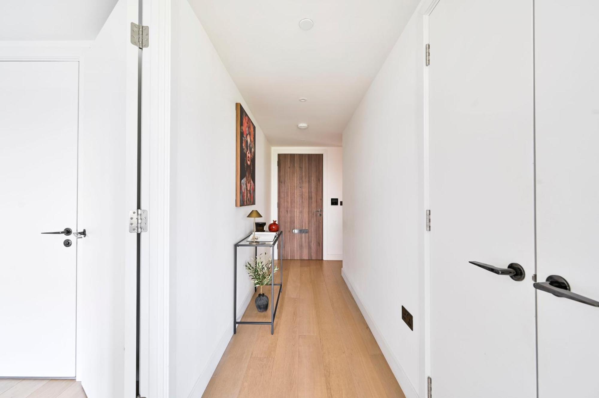 Luxury 2-bed 2-bath -white Living -steps To Tube