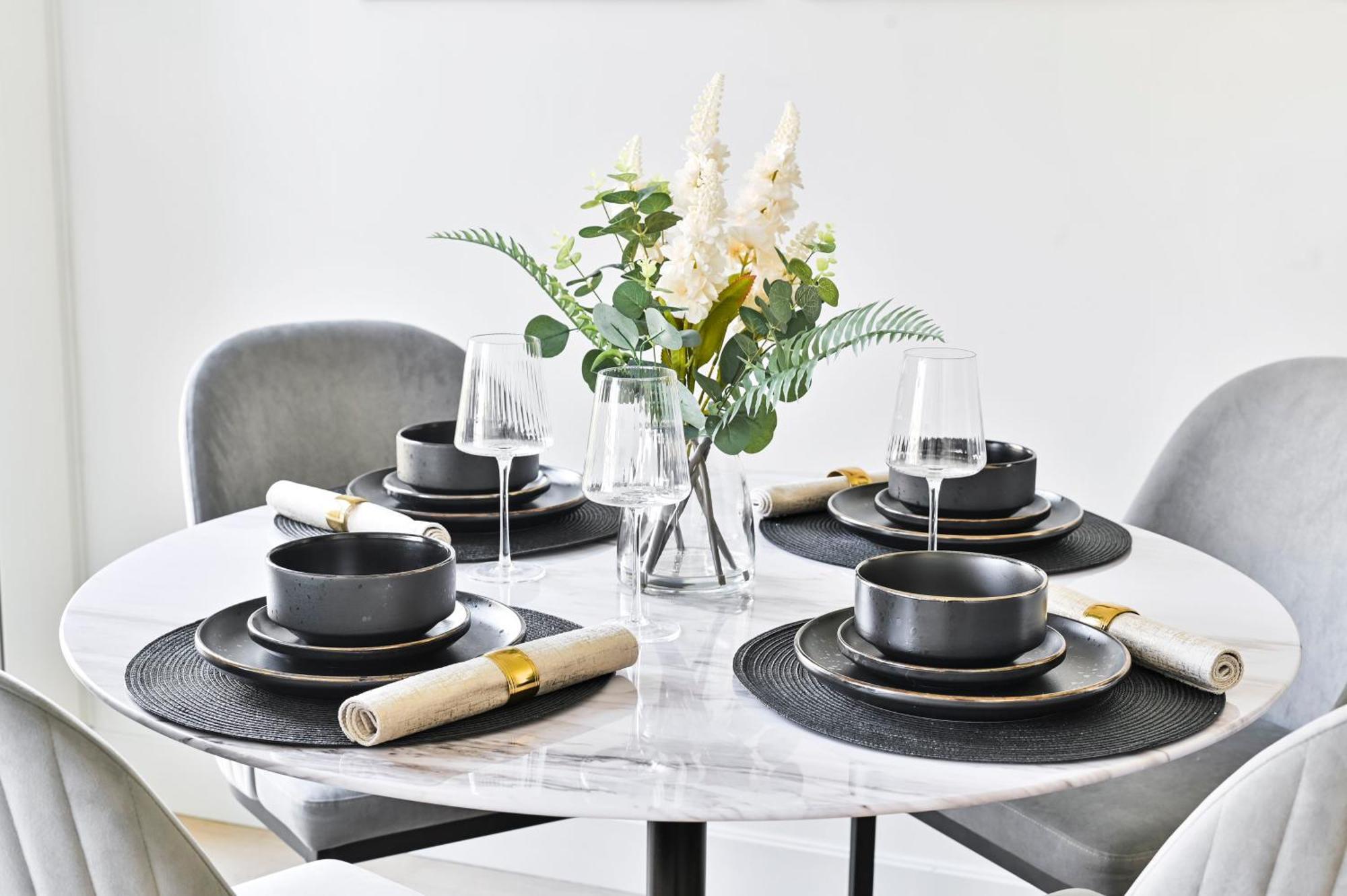 Luxury 2-bed 2-bath -white Living -steps To Tube Apartamento