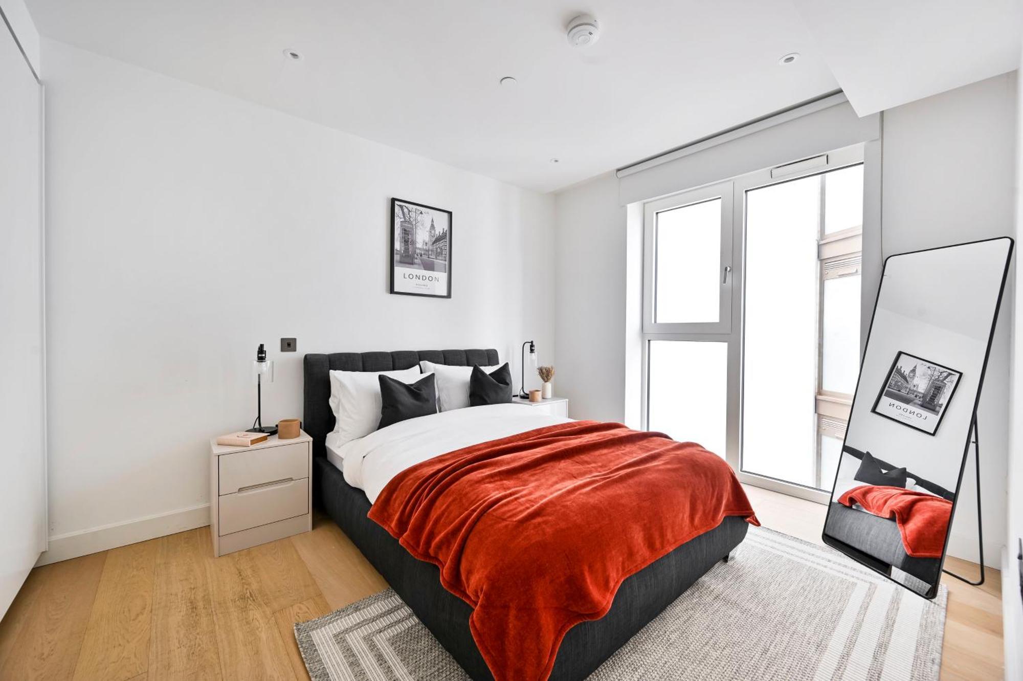 Luxury 2-bed 2-bath -white Living -steps To Tube