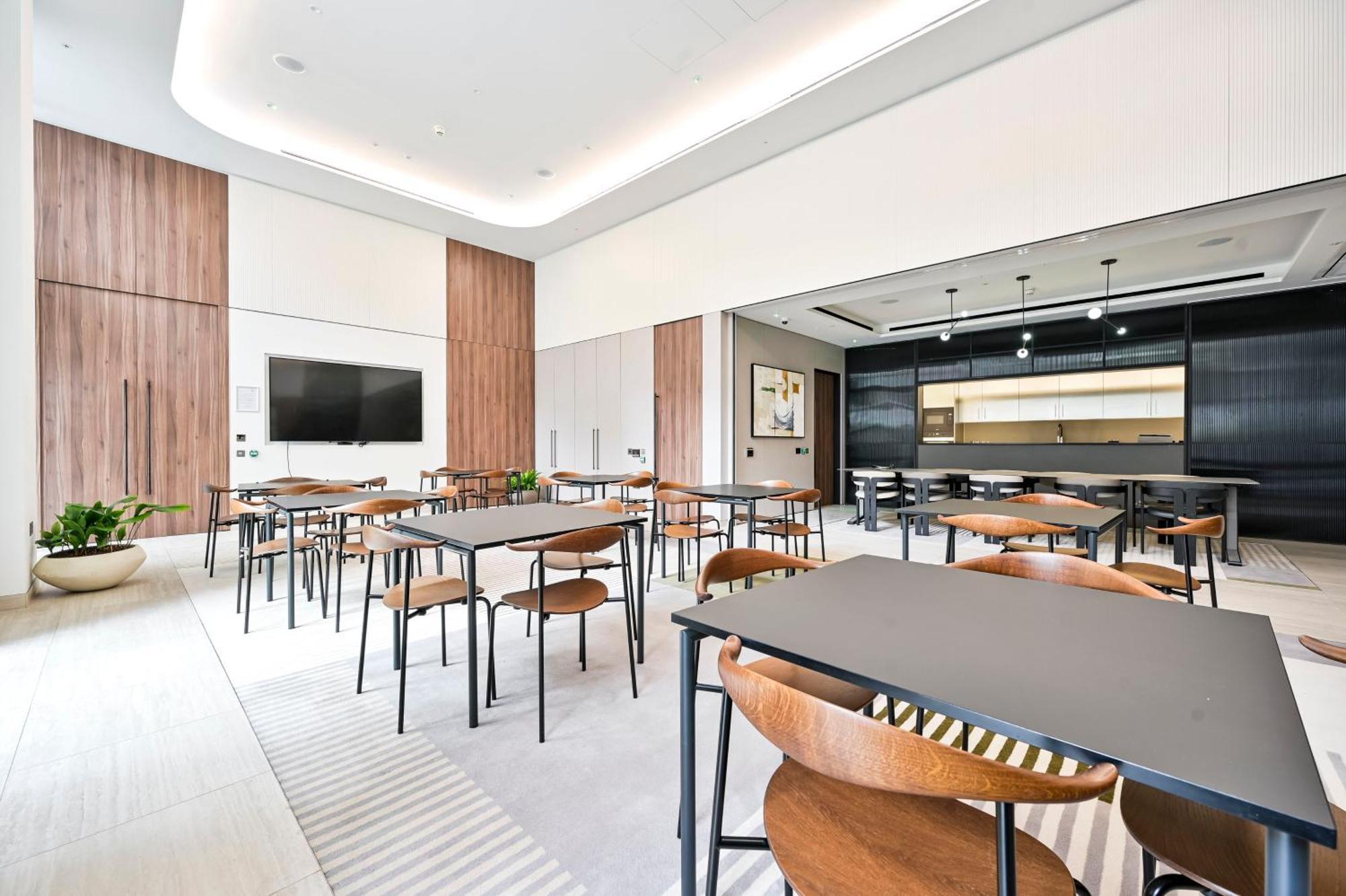 Apartment Luxury 2-bed 2-bath -white Living -steps To Tube