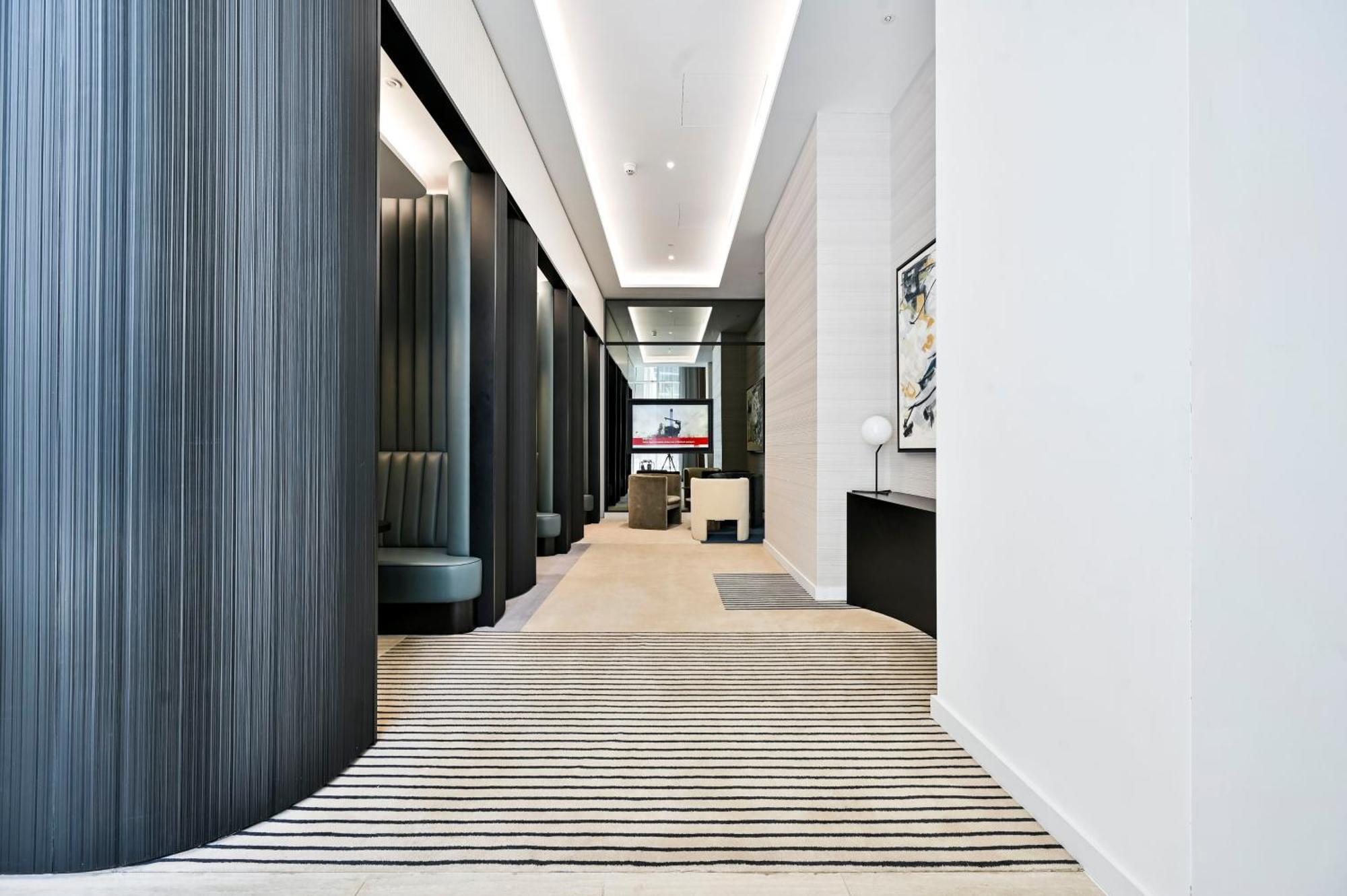 Luxury 2-bed 2-bath -white Living -steps To Tube * London