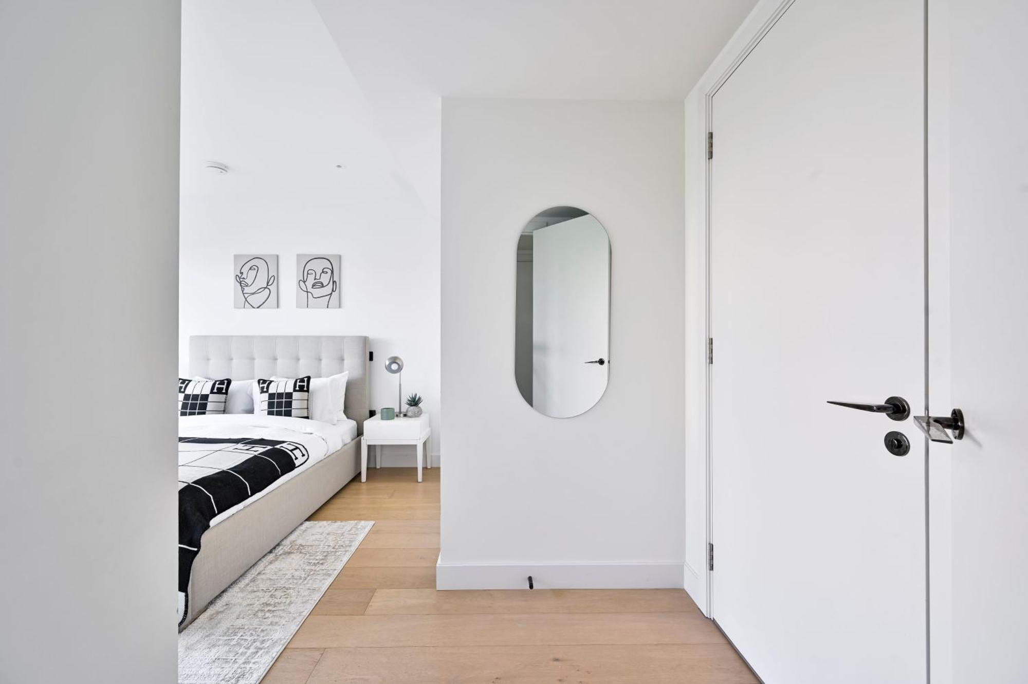 Luxury 2-bed 2-bath -white Living -steps To Tube