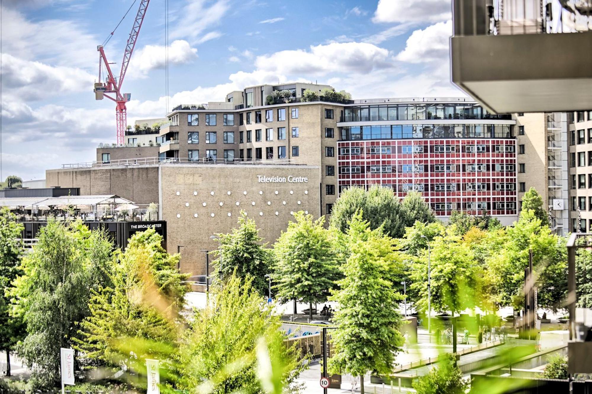 Apartment Luxury 2-bed 2-bath -white Living -steps To Tube *