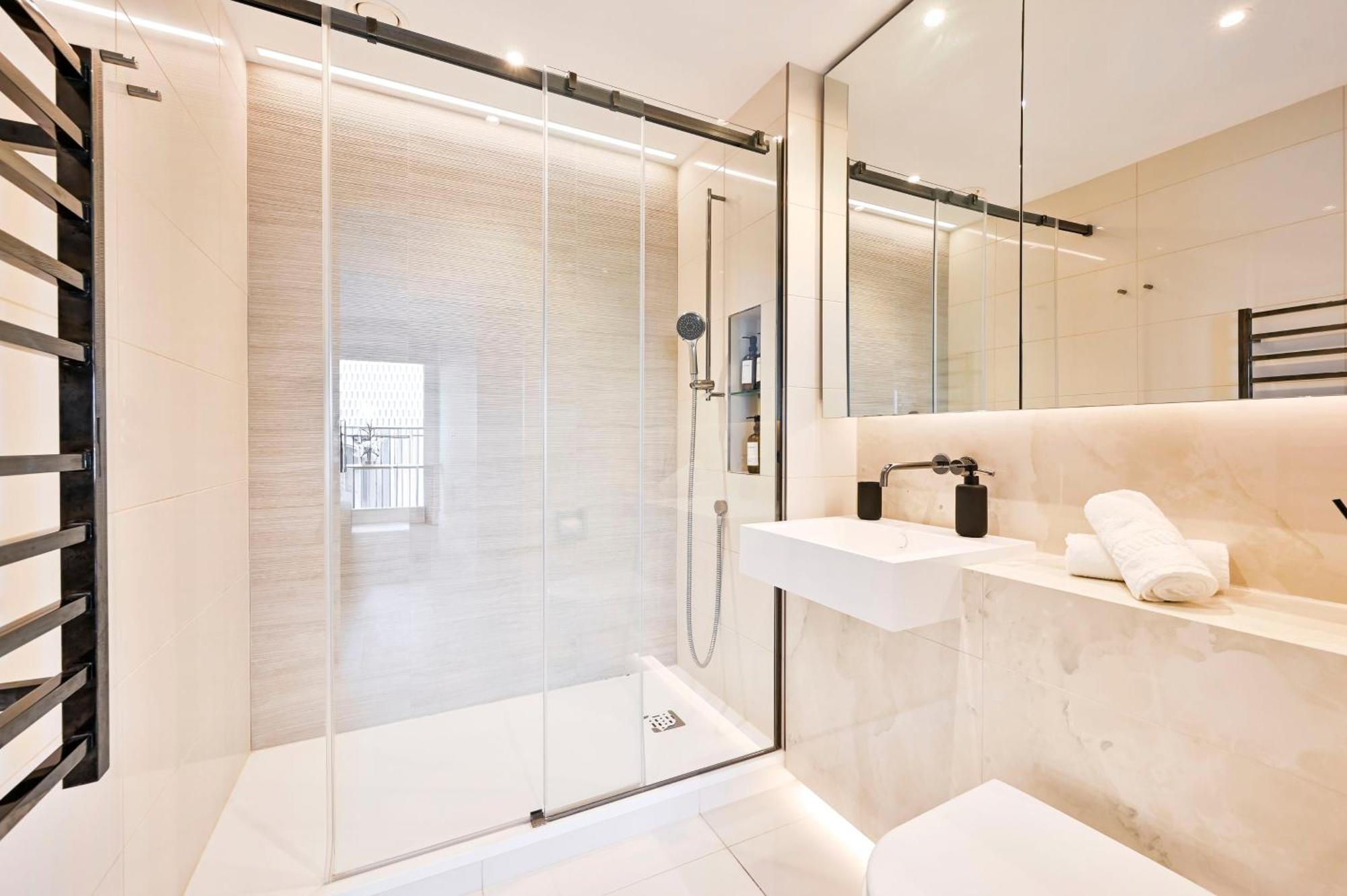 Apartment Luxury 2-bed 2-bath -white Living -steps To Tube London