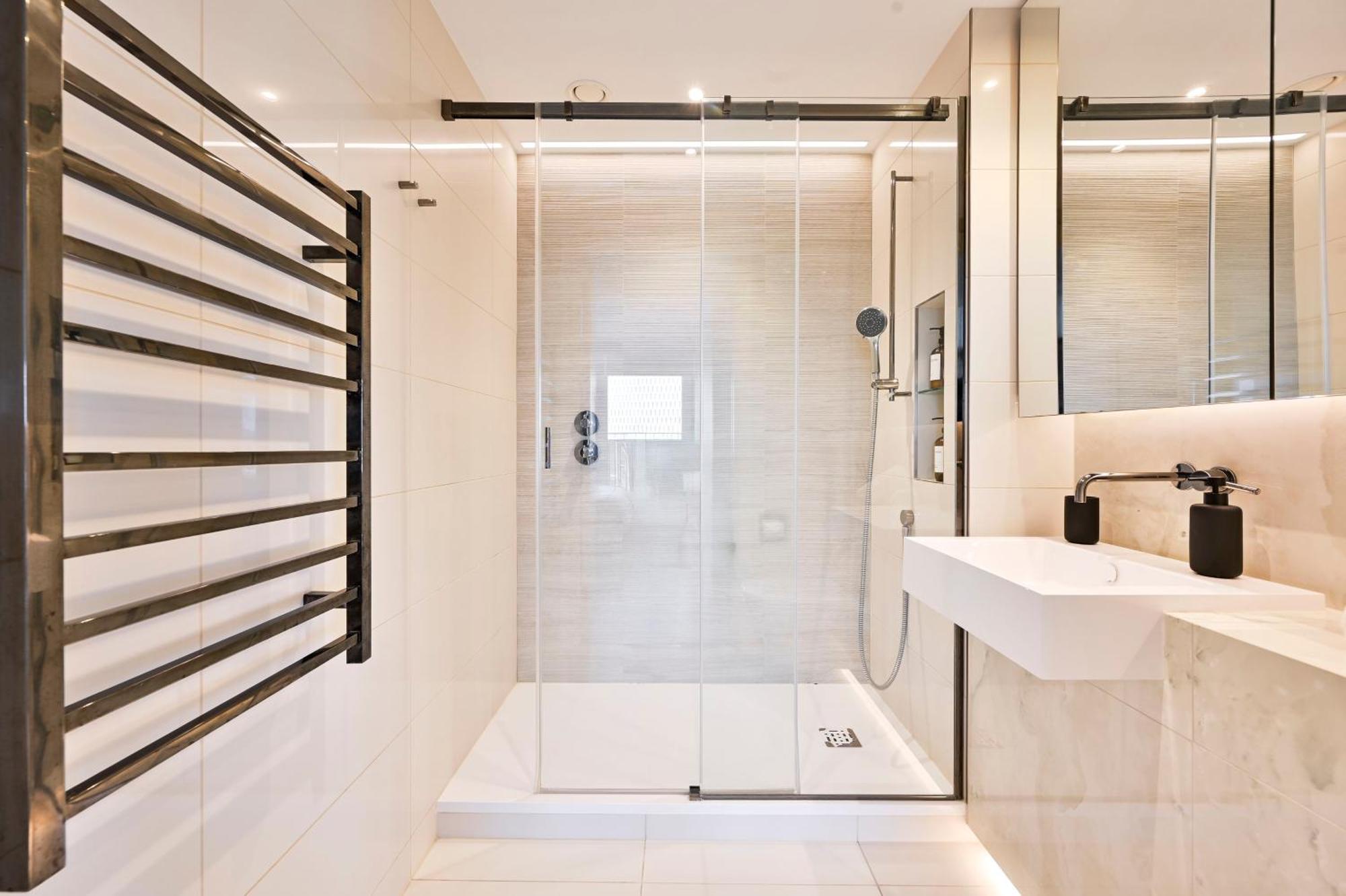 Luxury 2-bed 2-bath -white Living -steps To Tube London