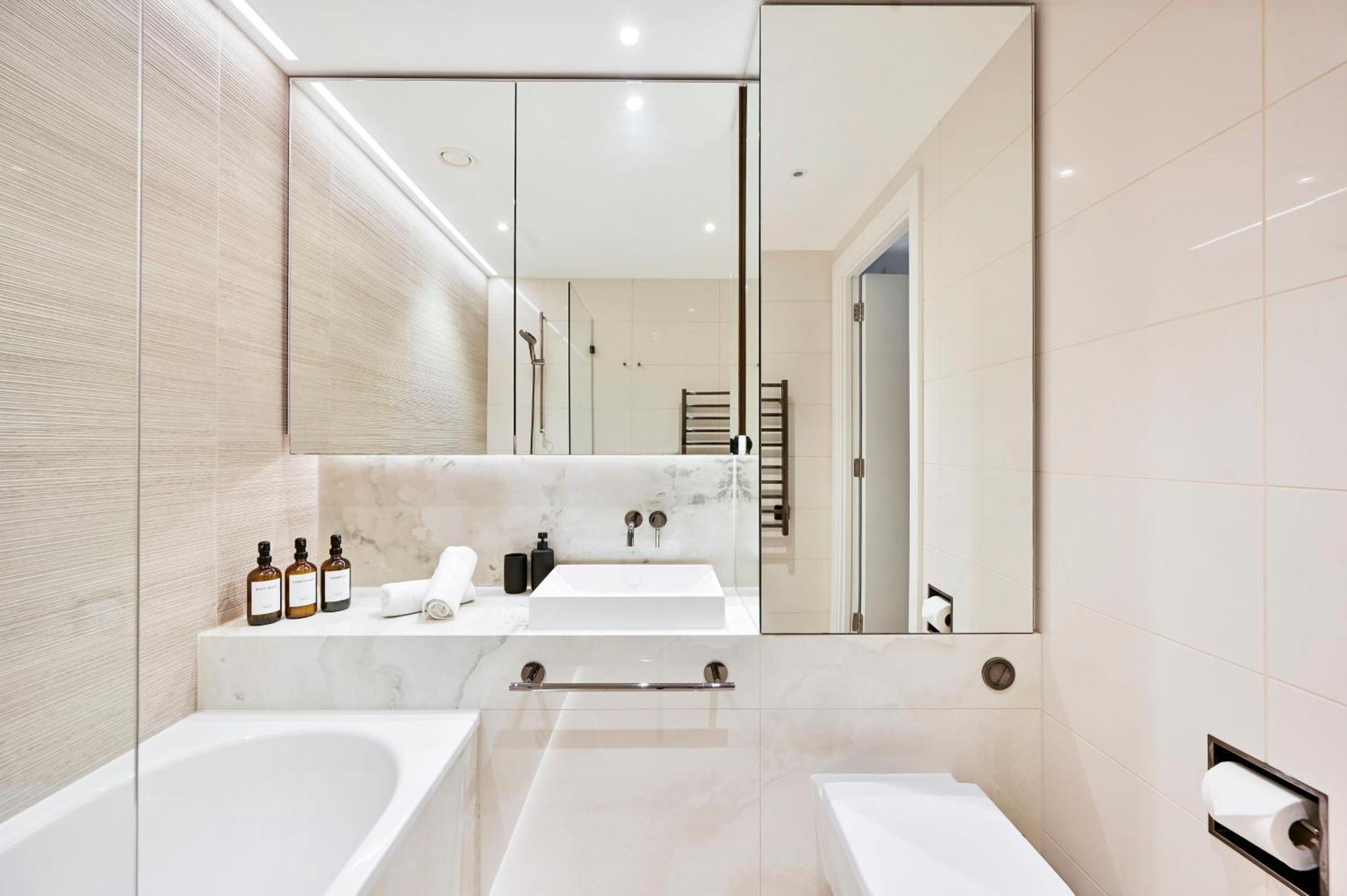 Luxury 2-bed 2-bath -white Living -steps To Tube * London