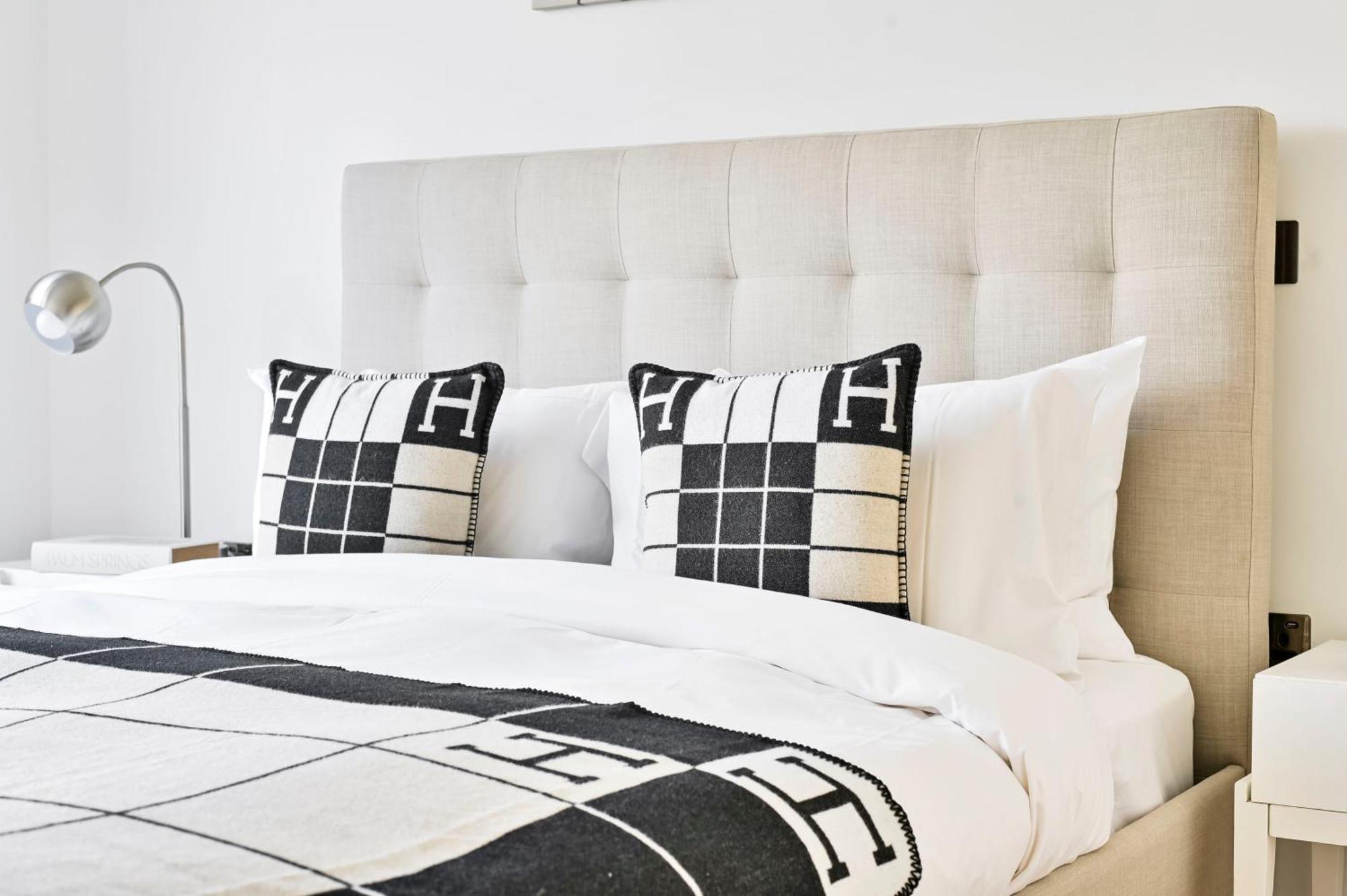Luxury 2-bed 2-bath -white Living -steps To Tube