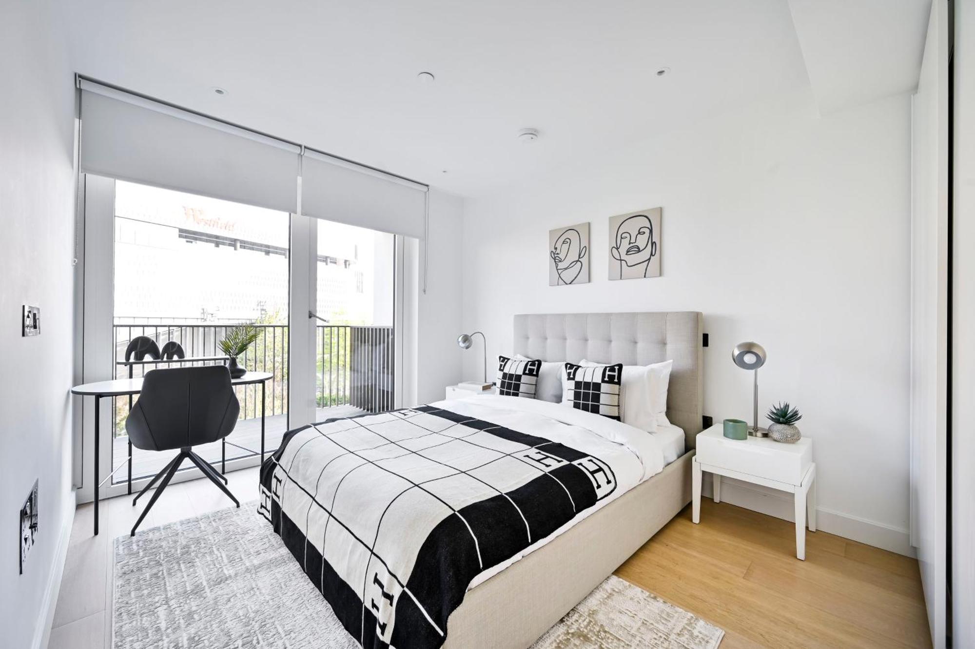 Luxury 2-bed 2-bath -white Living -steps To Tube Apartment