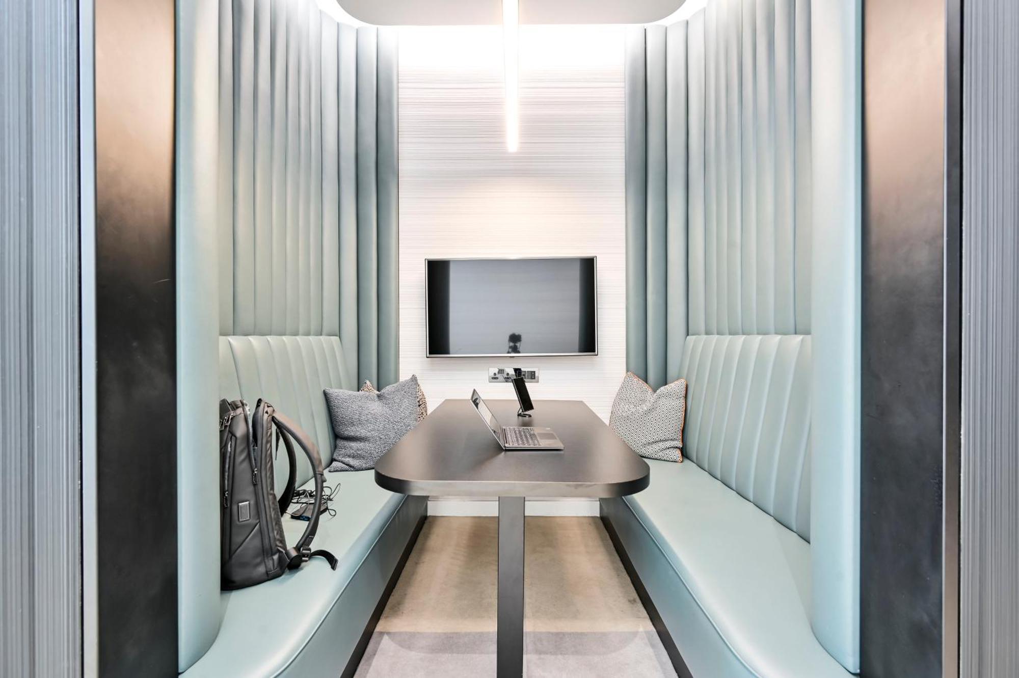 Luxury 2-bed 2-bath -white Living -steps To Tube