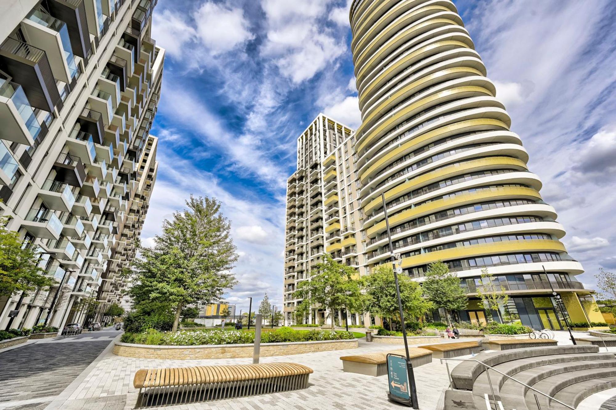 Luxury 2-bed 2-bath -white Living -steps To Tube *