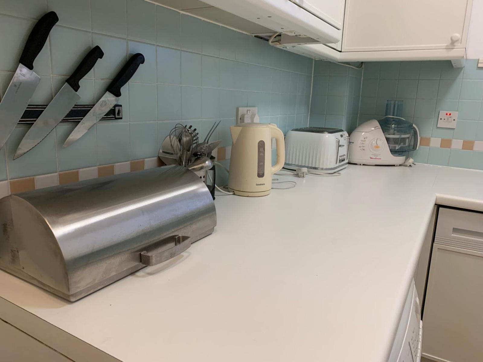 Cosy Modern 2 Bedroom Trafalgar Square Apartment *