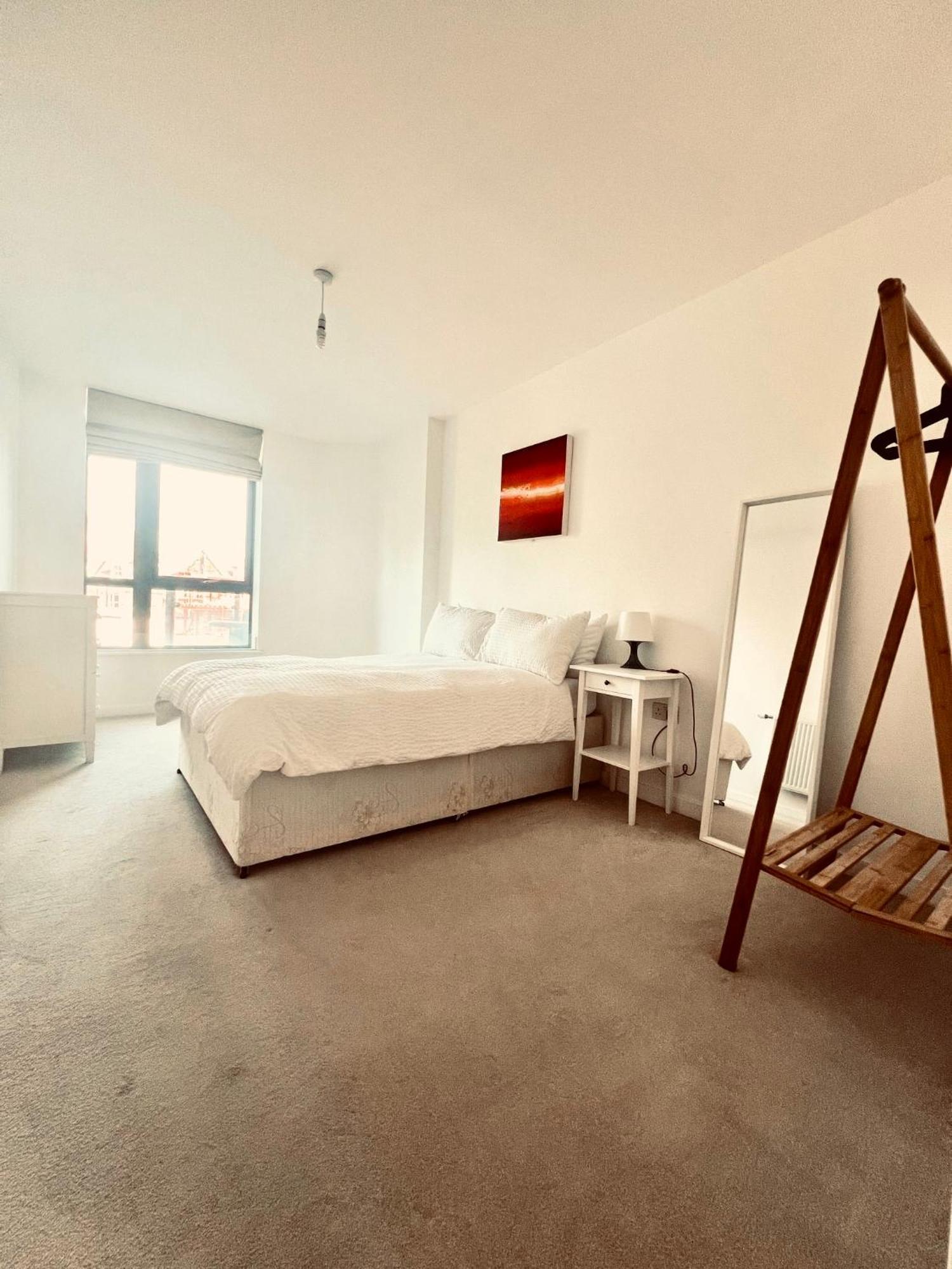 Spacious And Luxury 2 Bed 2 Bath Just 5 Minutes Walk From The Underground *