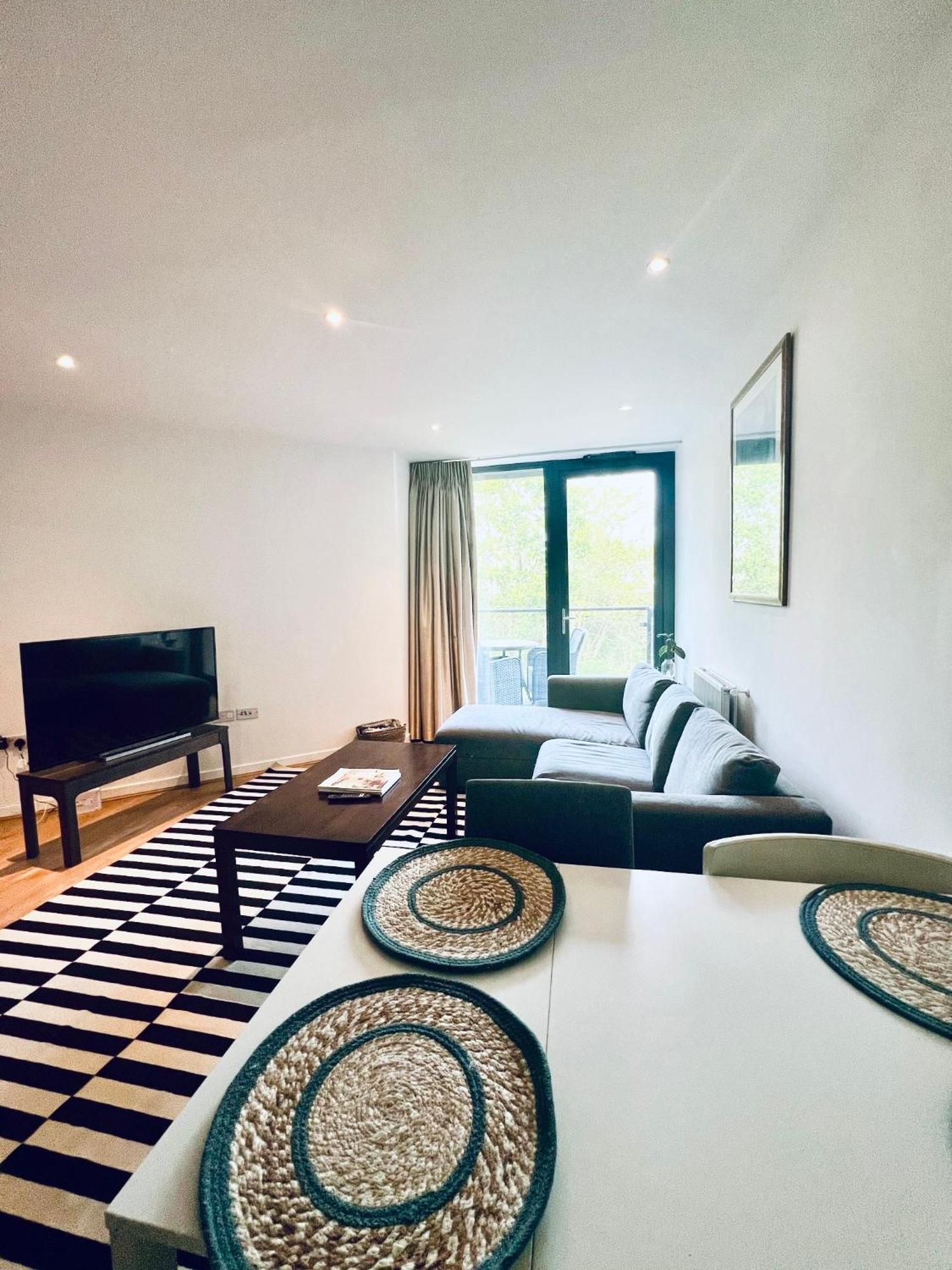Spacious And Luxury 2 Bed 2 Bath Just 5 Minutes Walk From The Underground Apartment *