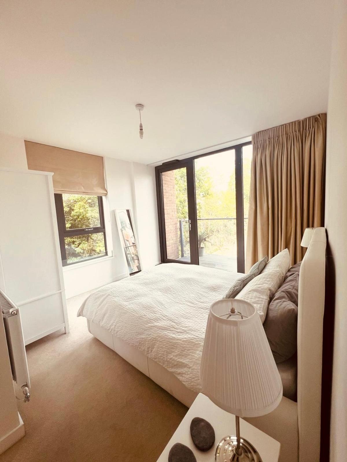 Spacious And Luxury 2 Bed 2 Bath Just 5 Minutes Walk From The Underground