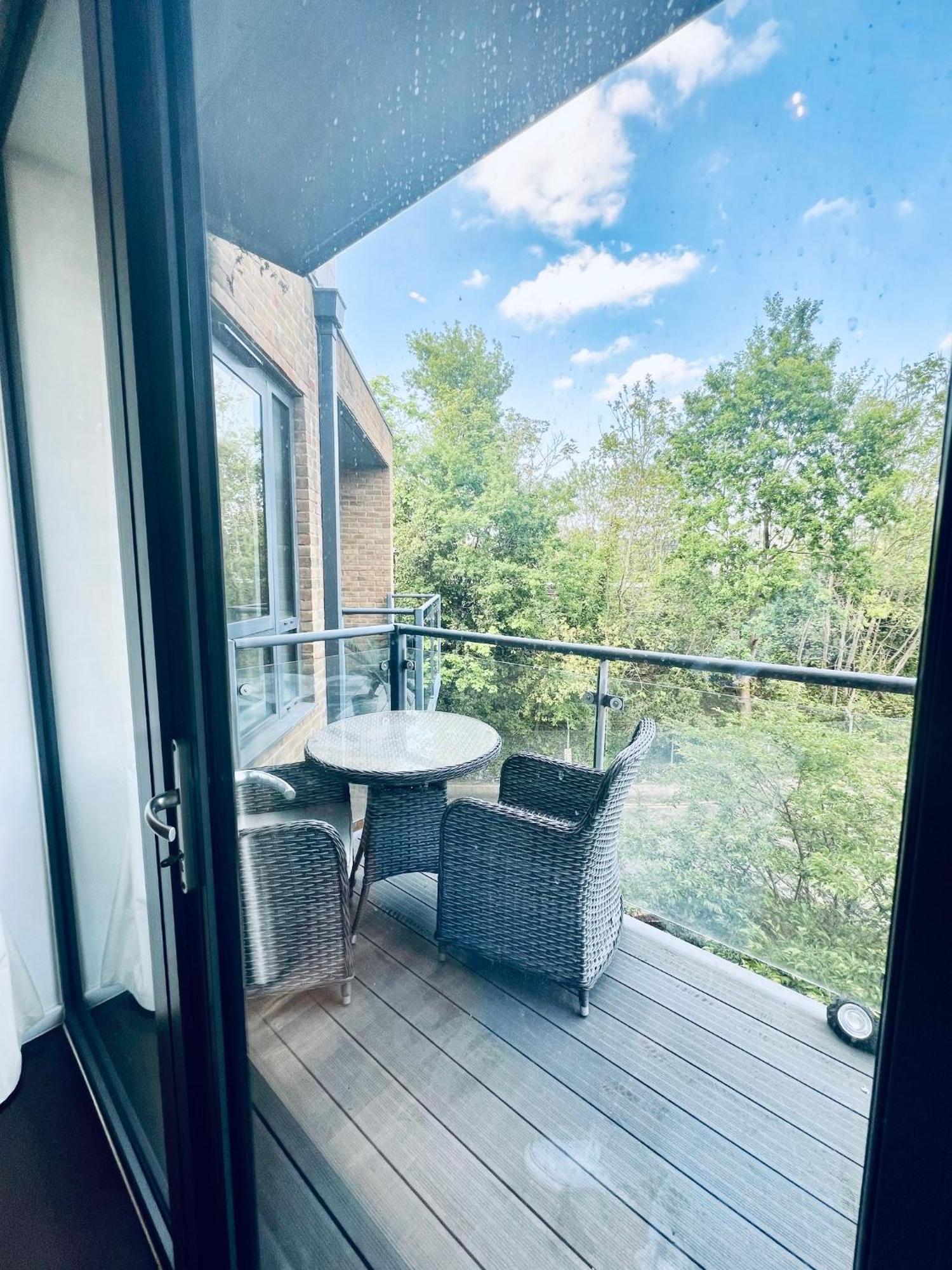 Spacious And Luxury 2 Bed 2 Bath Just 5 Minutes Walk From The Underground London