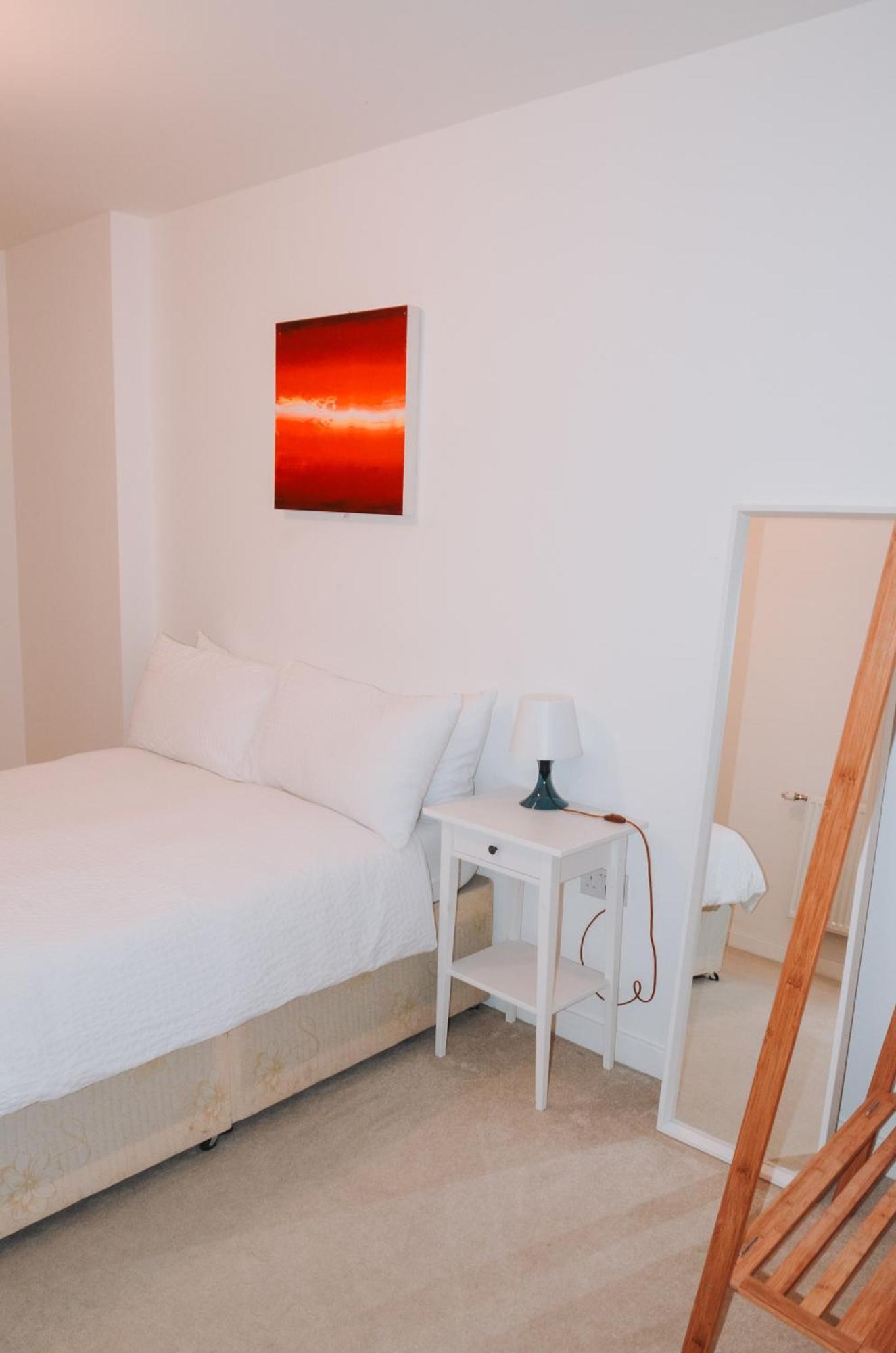 Spacious And Luxury 2 Bed 2 Bath Just 5 Minutes Walk From The Underground Apartment London