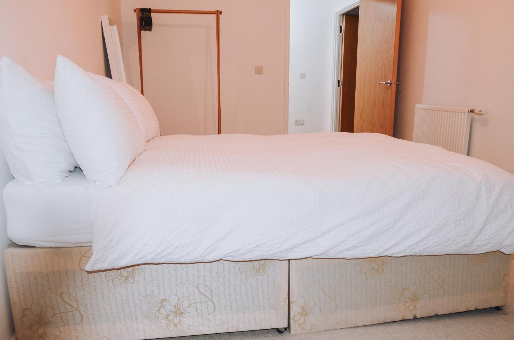 Spacious And Luxury 2 Bed 2 Bath Just 5 Minutes Walk From The Underground * London