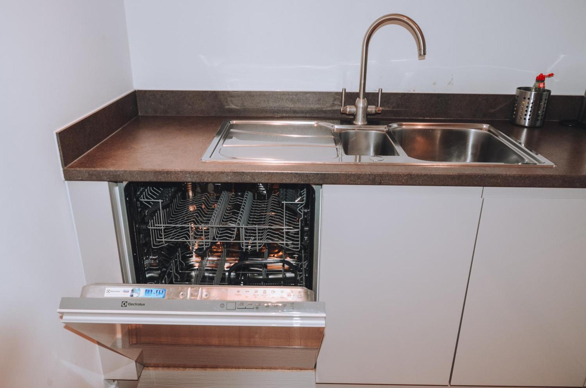 Spacious And Luxury 2 Bed 2 Bath Just 5 Minutes Walk From The Underground Apartment London