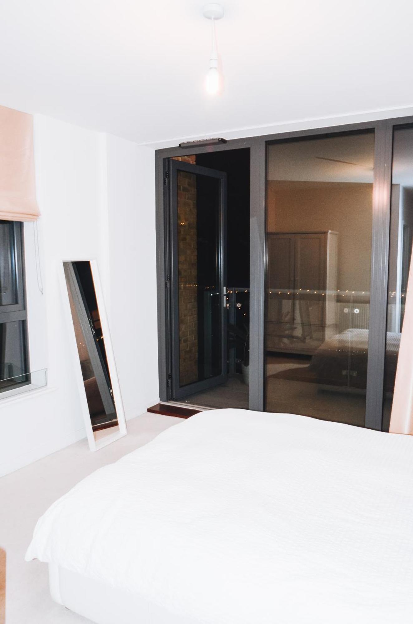 Spacious And Luxury 2 Bed 2 Bath Just 5 Minutes Walk From The Underground * London