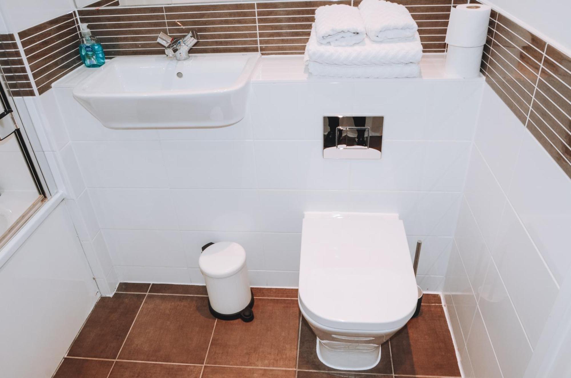 Spacious And Luxury 2 Bed 2 Bath Just 5 Minutes Walk From The Underground Apartment London