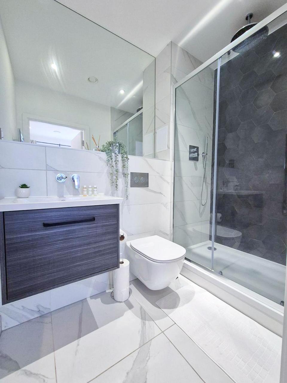 Chic 3-bedroom Flat With Private Balcony In Battersea Apartment London
