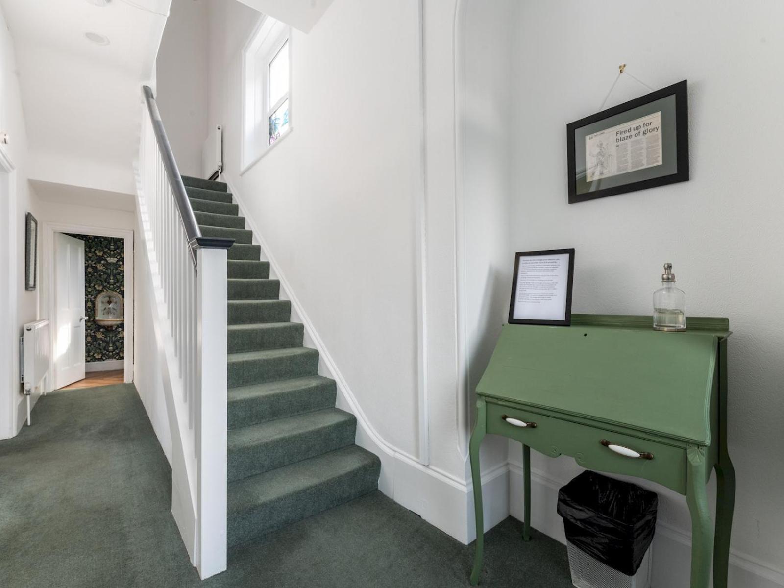 Pass The Keys Elegant 4br House Parking Garden Library London