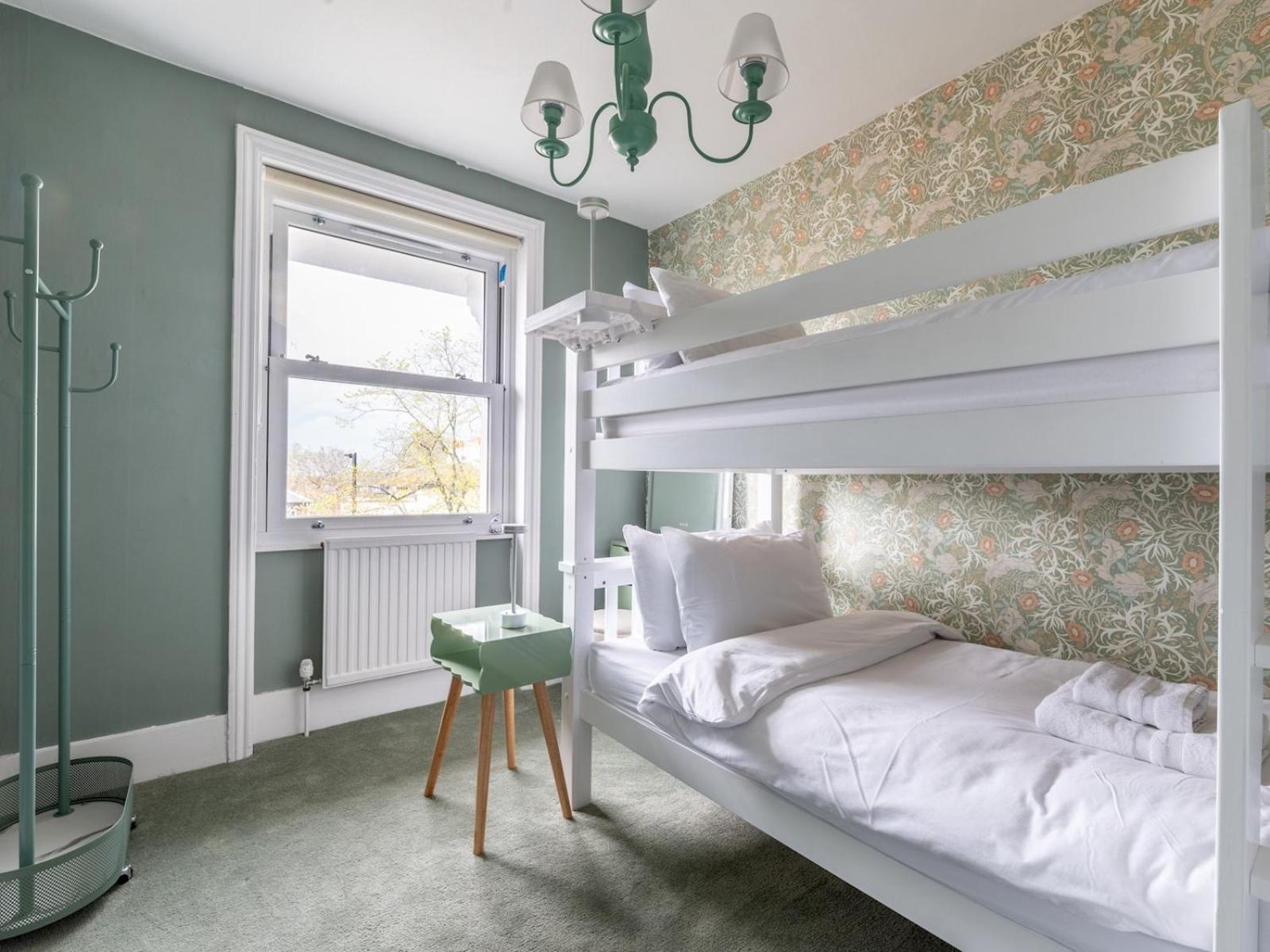 Pass The Keys Elegant 4br House Parking Garden Library * London