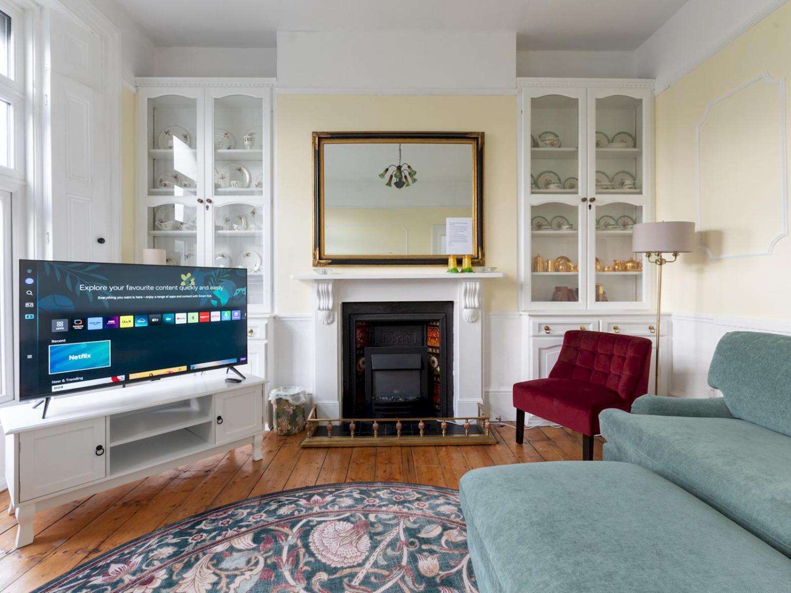 Pass The Keys Elegant 4br House Parking Garden Library Holiday home