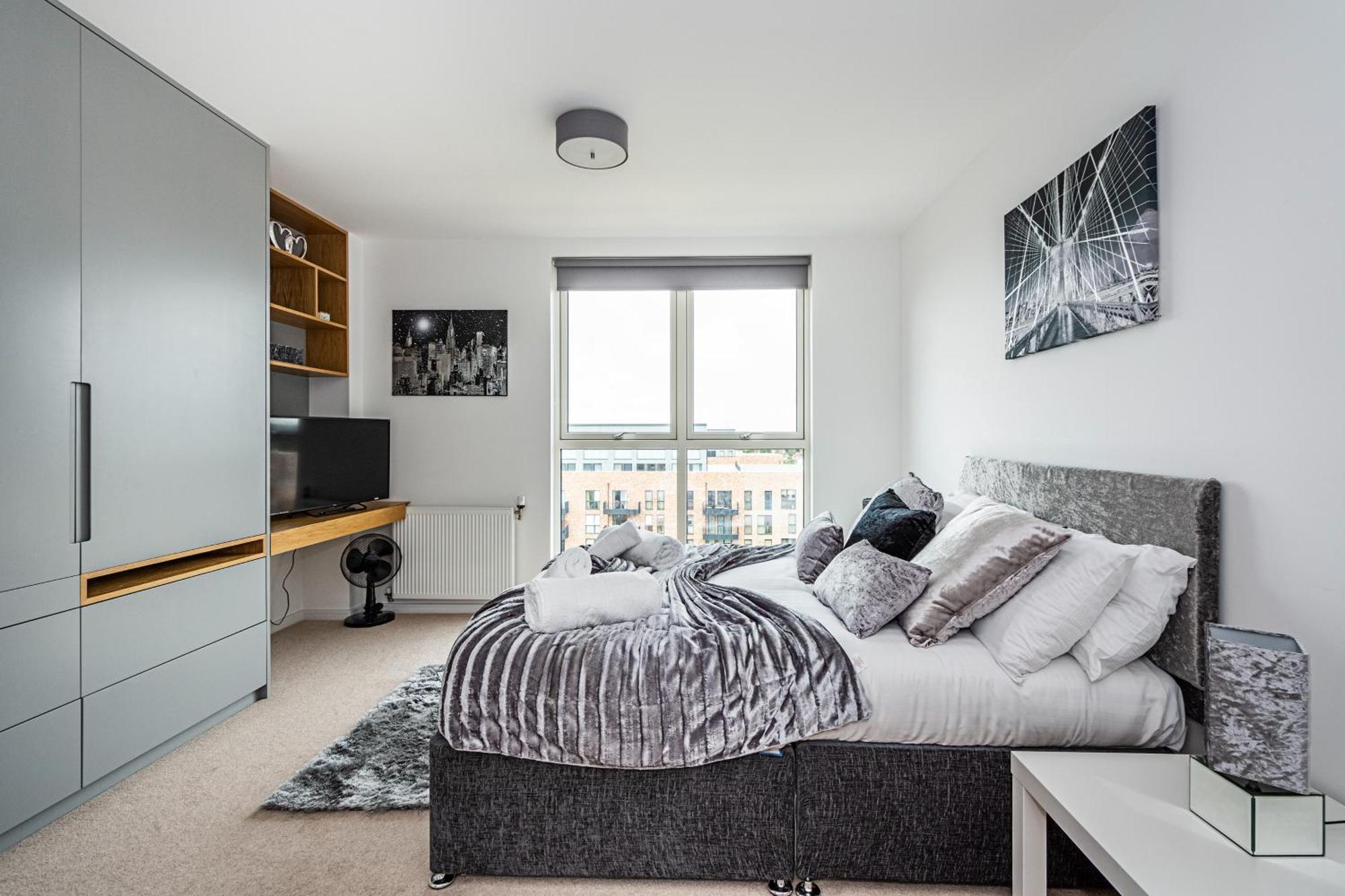 Chiswick Park 3 Bed 3 Bath West - Parking London