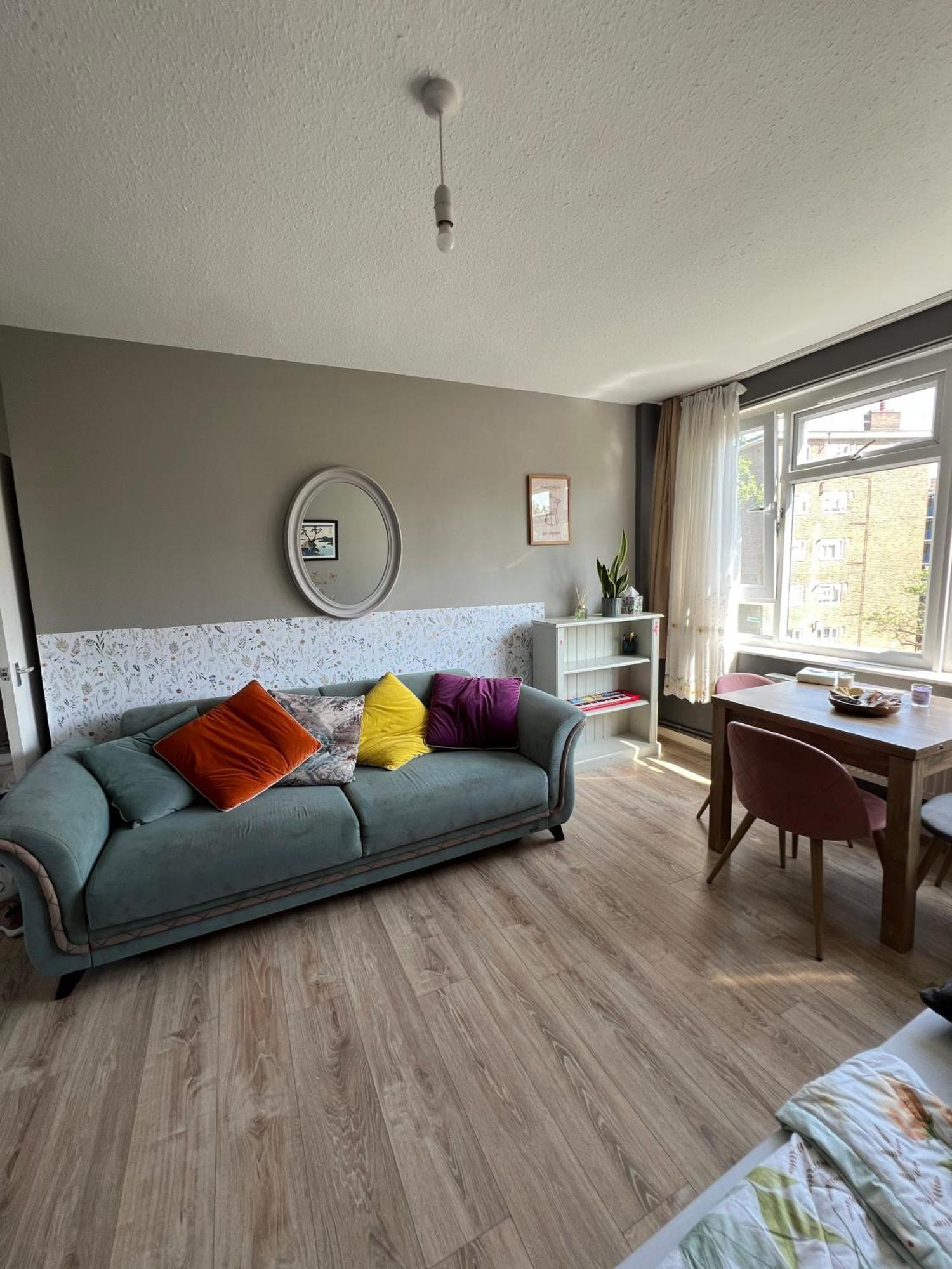 One Bed Flat In Centre Of Apartment *