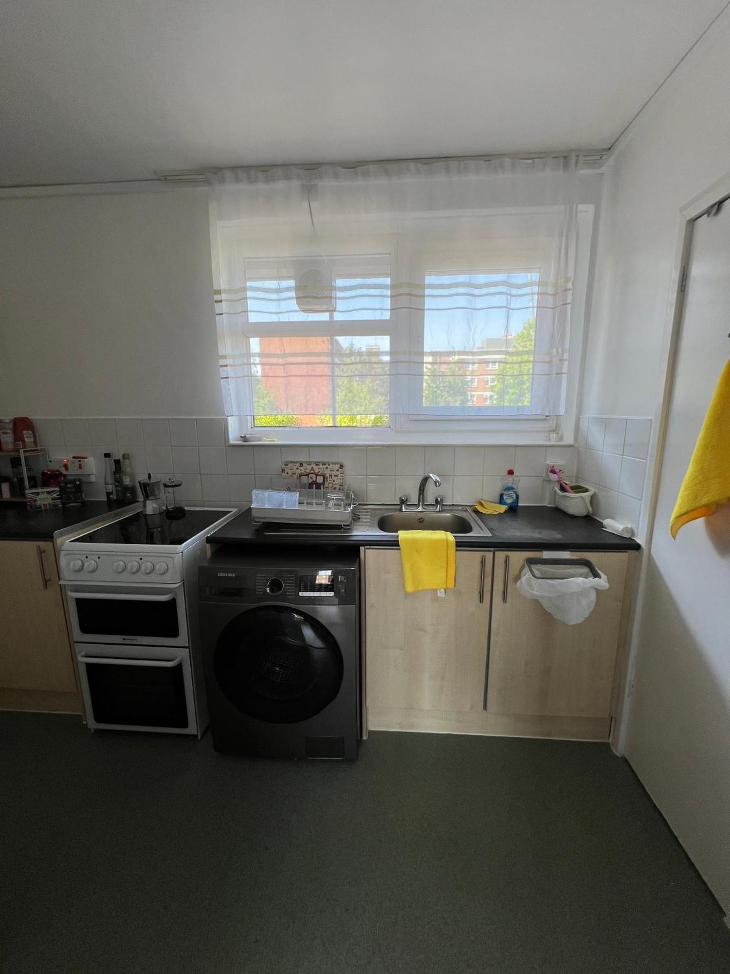 One Bed Flat In Centre Of Apartment *
